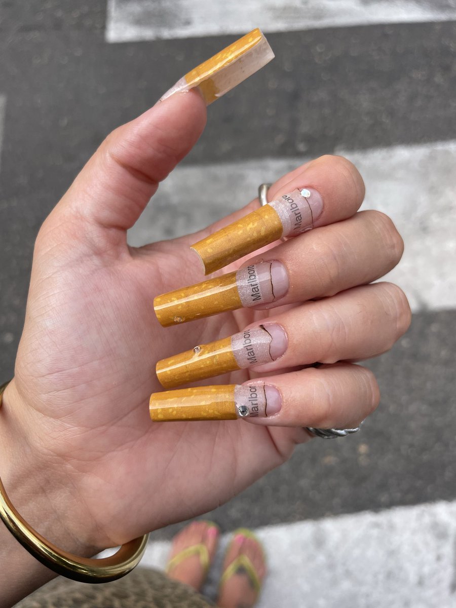 GaranceMurru's tweet photo. new malboro nails https://t.co/ykbFppYzVs