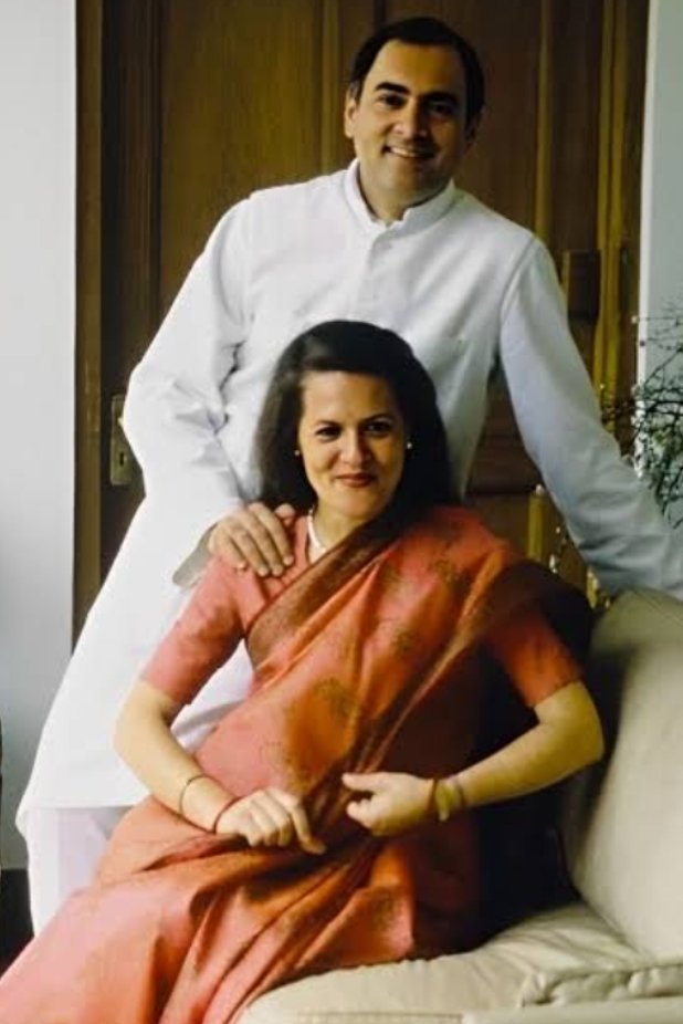 WASEEMPRATAPGAR's tweet photo. सोनिया गाँधी तो बार डांसर थी ना??
यहीं बताया ना बीजेपी वालों ने आपको 

2013 में व्हाट्सप्प ग्रुप्स में सोनिया गाँधी जी के बार डांसर होने की बात सुनकर सबने यकीन किया होगा ना, अब सुनिए पूरी सच्चाई.

1964 में सोनिया गाँधी कैंब्रिज यूनिवर्सिटी में पढ़ने लंदन गयीं. आर्थिक स्थिति अच्छी ना होने के कारण 
वहां के Varsity रेस्टोरेंट में वेट्रेस का काम करने लग गयीं.

1965 में उनकी मुलाक़ात वहां राजीव गाँधी से हुई 

नज़दीकी बढ़ी और शादी करके राजीव इन्हें भारत ले आये.

अब बीजेपी Rss ने आपको क्या दिखाया?
1967 में ऑस्ट्रेलिया के रउडन क्लब में सोनिया जी जैसी दिखने वाली एक डांसर का फोटो वायरल करके उनको वेटर से डांसर दिखाया 

हॉलीवुड एक्ट्रेस का फोटो सिगरेट पीने का को सोनिया जी का बताकर बेवकूफ़ बनाया.

और अगर वो डांसर थी भी तो कौन सा उन्होंने देश का नुकसान कर दिया? रोज़गार नहीं छीना लोगों से 

महगाई नहीं बढ़ाई, हिन्दू मुस्लिम नहीं किया देश में 

पर मोदी एंड कंपनी को ये झूठ बोलते रहना पड़ेगा क्योंकि आप बेवकूफ़ बनने के आदी हों चुके हों.

इस सच्चाई को हर आईटी सेलिए के मुँह पर चिपका देना.