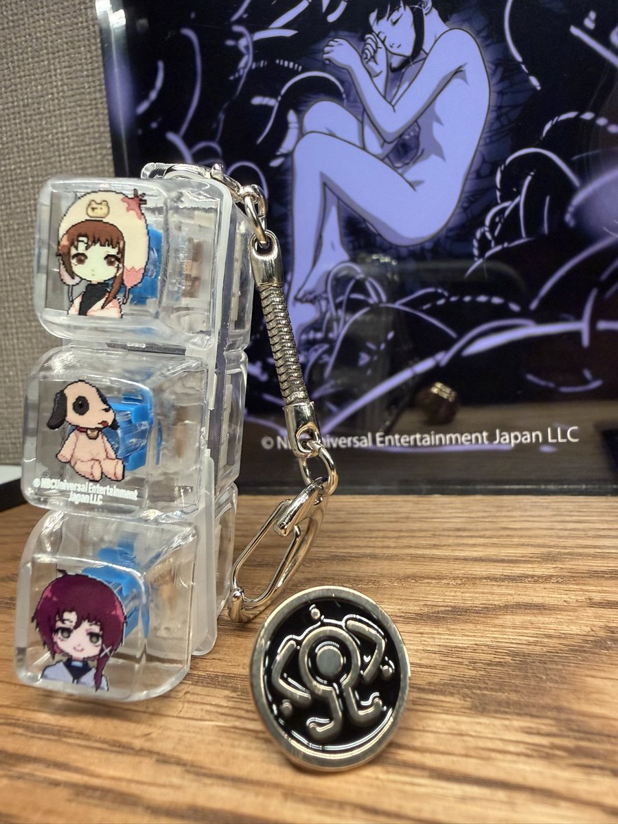 Qiu8Momo's tweet photo. 橘総研支援キット届いた。
ポンチョは、ビジュアルのぼやかし方が素敵。
キーホルダーは、光るのはいいんだけど、キーキャップがすぐに取れてしまうため実用性は無さそう。
橘総研ピンバッジは怪しい宗教の会員バッジにしか見えない。 https://t.co/wvIzOr1Kp2