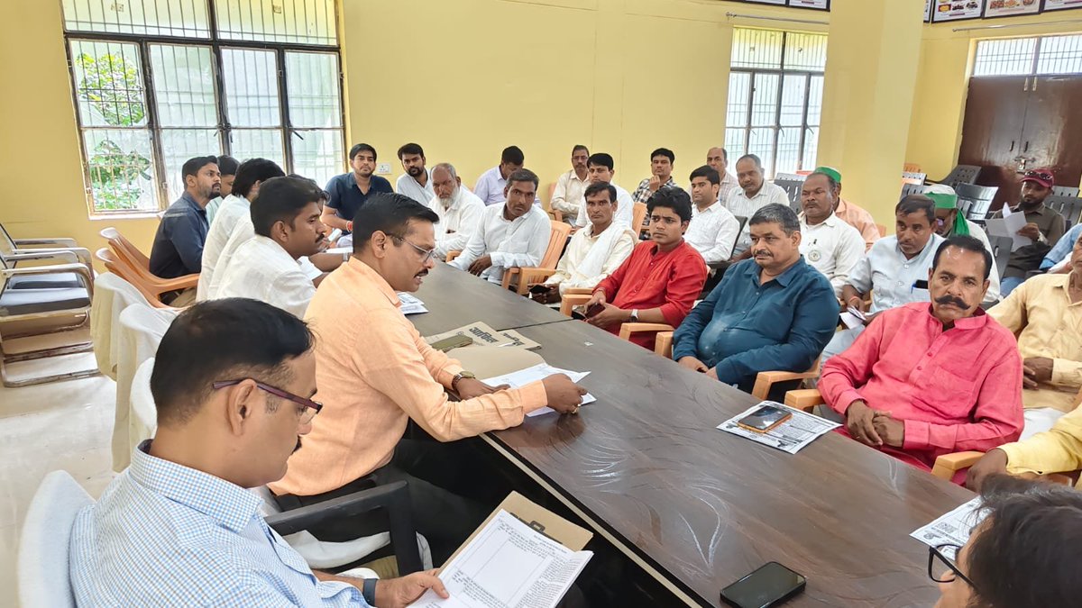 DM_Sknagar's tweet photo. जिलाधिकारी की अध्यक्षता में किसान दिवस की बैठक आयोजित किया गया।किसान दिवस की बैठक में किसानों की समस्याओं कों सुनकर निस्तारण हेतु सम्बंधित अधिकारी को आवश्यक निर्देश दिया गया। https://t.co/UeRJB0YTEq