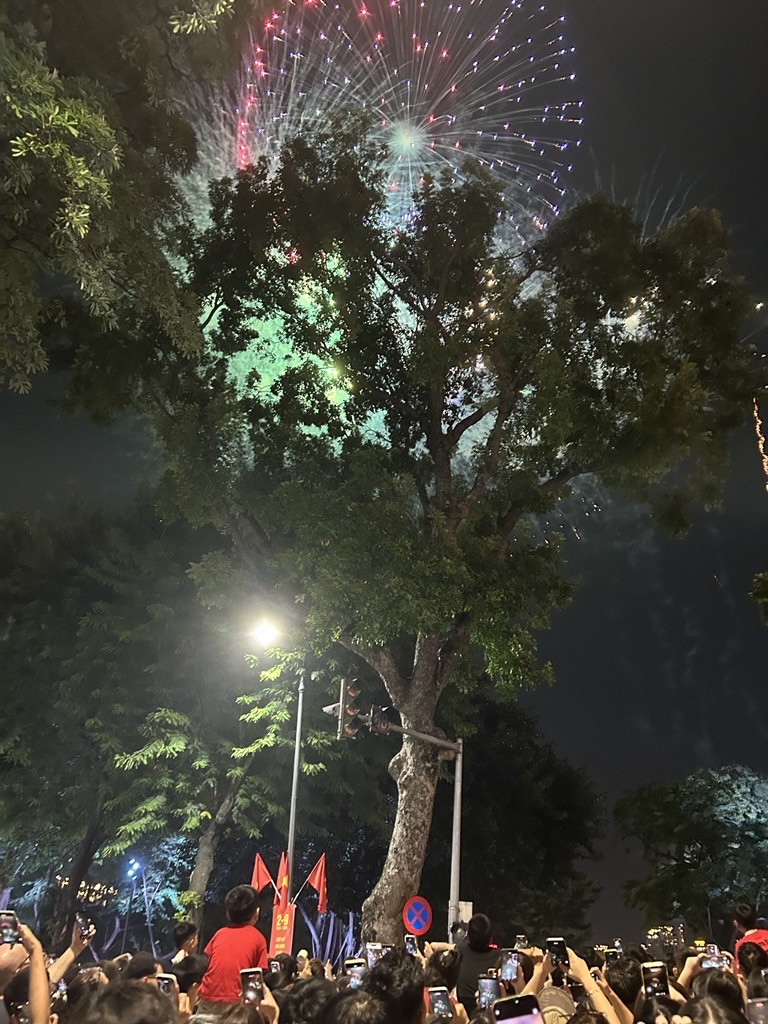 MJ13_JP's tweet photo. ベトナム・建国記念日の花火（ハノイ）
９月２日はベトナムの建国記念日でした🎉ベトナム各地でフェスや文化・芸術行事等の祝賀イベントが催されますが、こちらはハノイの花火の写真です🎆✨街中に国旗や赤い飾りがたくさん見られ、お祭りモードです♪♪♪ https://t.co/bDb7FFz1QG