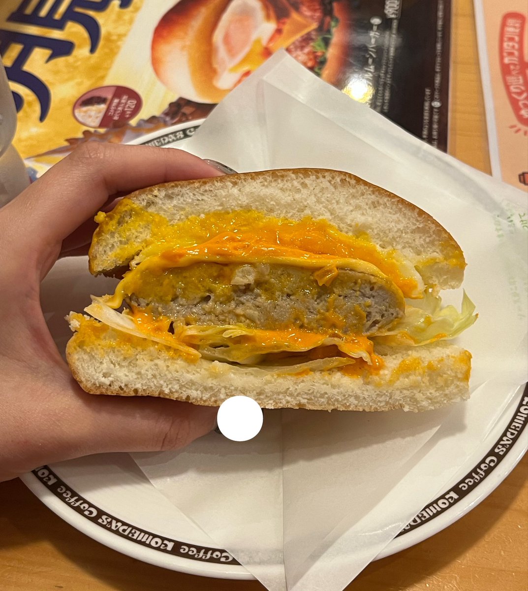 _hacchiii8's tweet photo. コメダの月見バーガーデカすぎる！！！ https://t.co/Z5vTJSxMVD