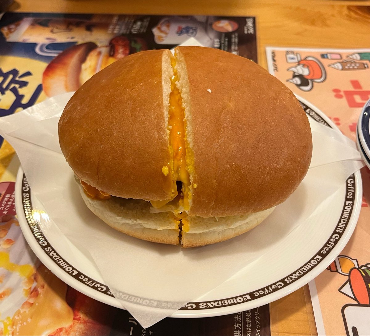_hacchiii8's tweet photo. コメダの月見バーガーデカすぎる！！！ https://t.co/Z5vTJSxMVD