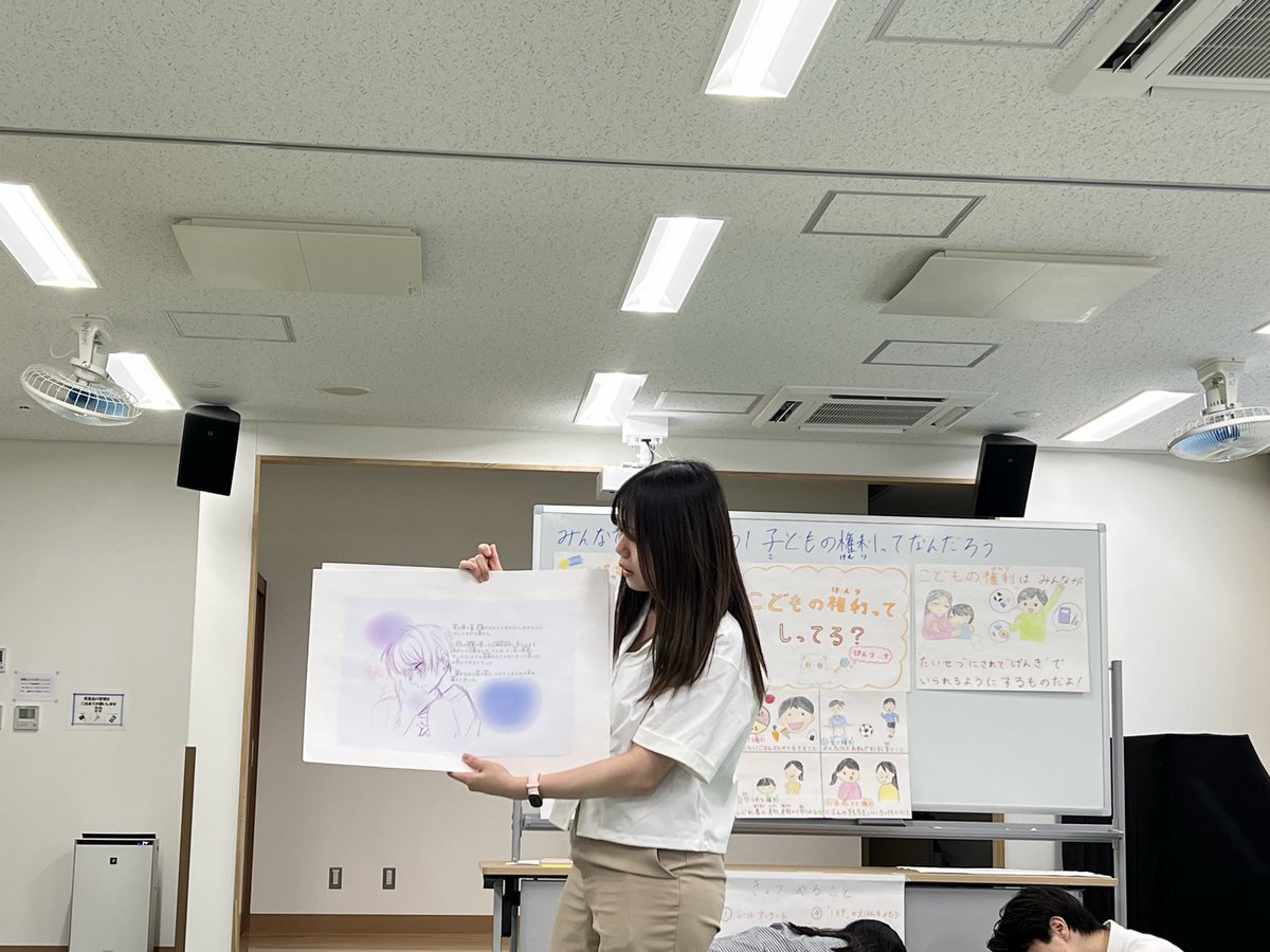 Orange_Taisho's tweet photo. こんにちは！＃オレンジリボン運動推進隊　
 です！
先日、区民ひろば朝日にてワークショップ「みんなで知ってみよう！－こどもの権利ってなんだろう？－」を開催しました。
元気いっぱいの小学生約２０名が参加してくれました！
 
ワークショップでは、オリジナル絵本『１８９（いちはやく）』の読み聞かせも行いました。
 
区民ひろば朝日には、２月から絵本を設置していたため、小学生の皆さんから「この絵本、読んだことある！」と声をかけてもらい、とてもうれしかったです！
 
絵本の設置や読み聞かせを通して、子どもたちが子どもの権利や児童虐待について知る機会をつくることの大切さを改めて実感しました。
 
区民ひろば朝日の所長様をはじめ、職員の皆様、このたびは私たちが子どもたちに子どもの権利を伝える機会を設けていただき、ありがとうございました！
 
#大正大学
#子どもの権利
#区民ひろば朝日