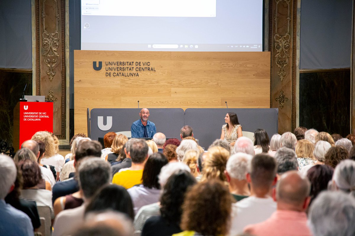 uvic_cultura's tweet photo. ❗️Ahir, més de 200 persones van assistir a la primera conferència del Cicle Memòria Història al Paranimf de la @uvic_ucc.

Eloi Vila i Meritxell Vilamala van conversar sobre els Silencis heretats.

📅 Properament, nova sessió amb el Dr. Narcís Bardalet. https://t.co/Px686ImSky