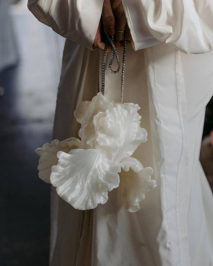 icimodeuse's tweet photo. A moment for this flower bag designed by @sheridantjhung. https://t.co/oFf3lAcpl9