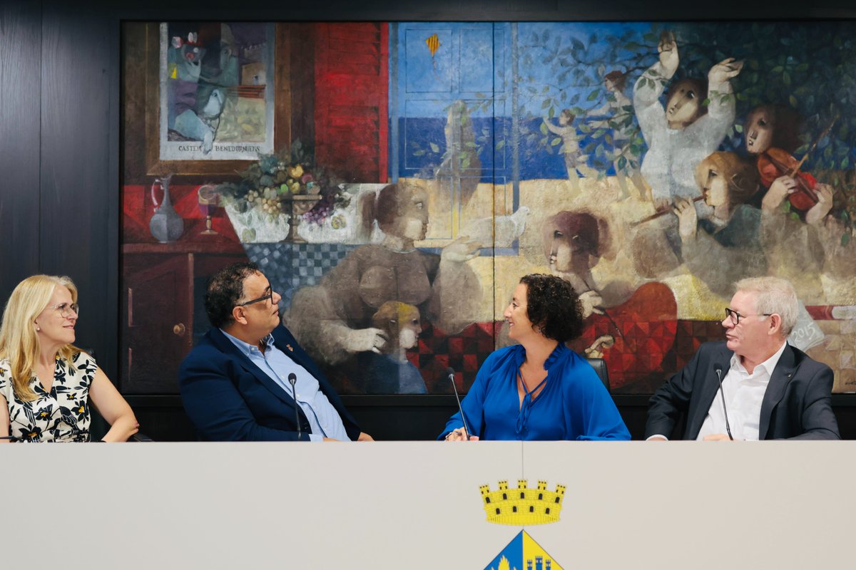 aliciarll's tweet photo. La capacitat d’atracció dels nostres municipis és una fortalesa que hem de saber potenciar i convertir en més activitat i prosperitat per al conjunt del país.

Avui he visitat l’Ajuntament de Castell d’Aro, Platja d’Aro i s’Agaró, on he pogut conèixer de primera mà, amb l’alcalde i l’equip de govern, les inquietuds i els reptes del municipi en l’àmbit turístic, comercial i econòmic.

Gràcies per la vostra dedicació, per la vostra feina i per seguir empenyent per continuar sent un indret atractiu de Catalunya.