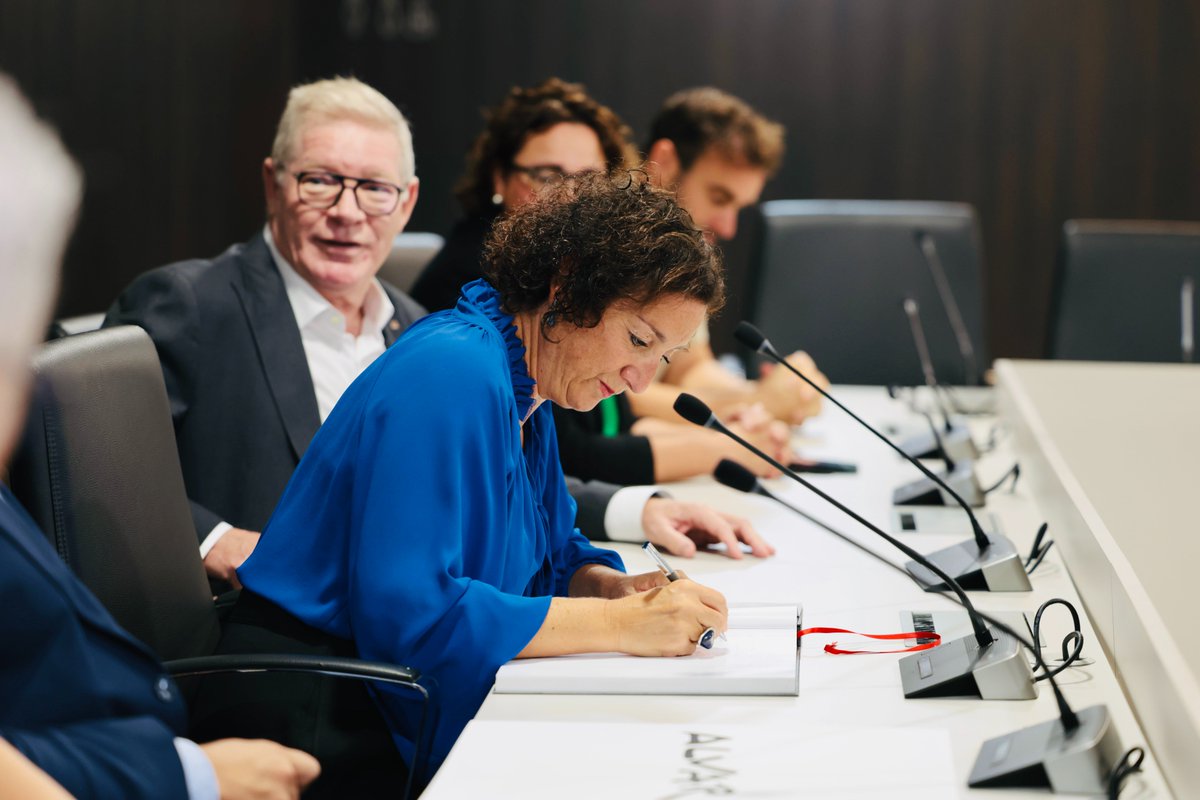 aliciarll's tweet photo. La capacitat d’atracció dels nostres municipis és una fortalesa que hem de saber potenciar i convertir en més activitat i prosperitat per al conjunt del país.

Avui he visitat l’Ajuntament de Castell d’Aro, Platja d’Aro i s’Agaró, on he pogut conèixer de primera mà, amb l’alcalde i l’equip de govern, les inquietuds i els reptes del municipi en l’àmbit turístic, comercial i econòmic.

Gràcies per la vostra dedicació, per la vostra feina i per seguir empenyent per continuar sent un indret atractiu de Catalunya.