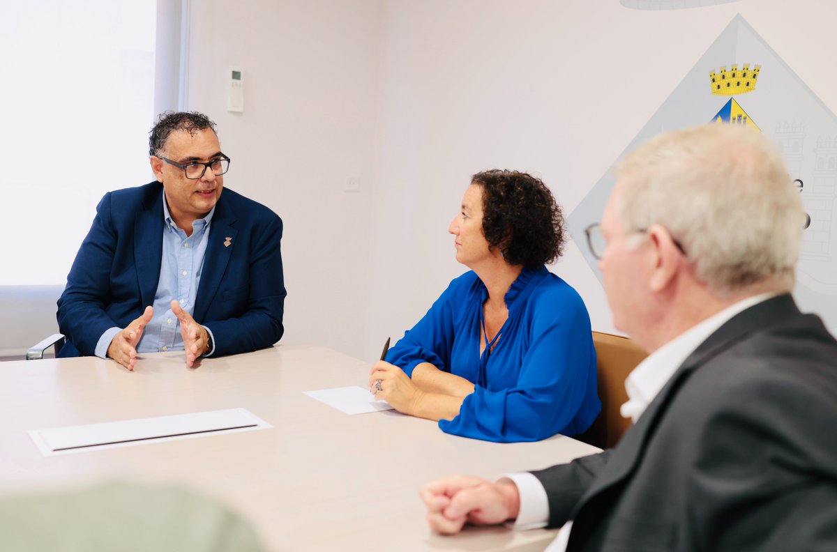 aliciarll's tweet photo. La capacitat d’atracció dels nostres municipis és una fortalesa que hem de saber potenciar i convertir en més activitat i prosperitat per al conjunt del país.

Avui he visitat l’Ajuntament de Castell d’Aro, Platja d’Aro i s’Agaró, on he pogut conèixer de primera mà, amb l’alcalde i l’equip de govern, les inquietuds i els reptes del municipi en l’àmbit turístic, comercial i econòmic.

Gràcies per la vostra dedicació, per la vostra feina i per seguir empenyent per continuar sent un indret atractiu de Catalunya.
