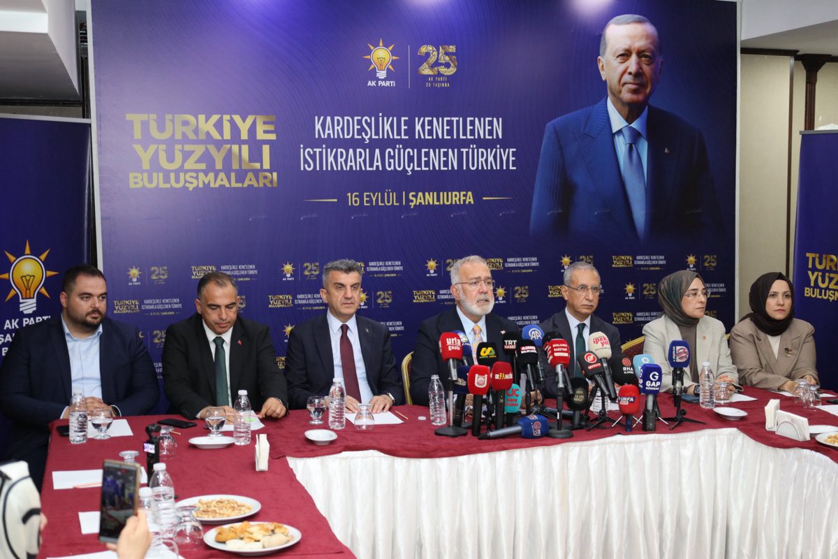 milhamigunbegi's tweet photo. 📍Türkiye Yüzyılı Buluşmaları-Şanlıurfa/Basın Toplantısı

AK Parti Grup Başkanvekilimiz Sayın Bahadır Nahit Yenişehirlioğlu, Milletvekillerimiz @ProfDrDusak, @CYAZMAC, MKYK Üyemiz @Malikurt14, Eyyübiye Belediye Başkanımız @mehmetkusnet, İl Kadın Kolları Başkanımız @ZehraAy063 ve İl Gençlik Kolları Başkanvekilimiz Ahmet Bereket ile birlikte Türkiye Yüzyılı Buluşmaları-Şanlıurfa programı kapsamında ulusal ve yerel basınımızla bir araya gelerek, basın açıklaması gerçekleştirdi.

Katılımlarından dolayı ulusal ve yerel basın mensuplarımıza teşekkür ediyoruz.

“Kardeşlikle Kenetlenen İstikrarla Güçlenen Türkiye” 

#TürkiyeYüzyılıBuluşmaları 
@Akparti @Yenisehirlioglu @abuyukgumus @AKGMTeskilat @acarfaruka @burhanduran @Mehmet_Kirmizi1 @hakanaksu058 @farukaytek