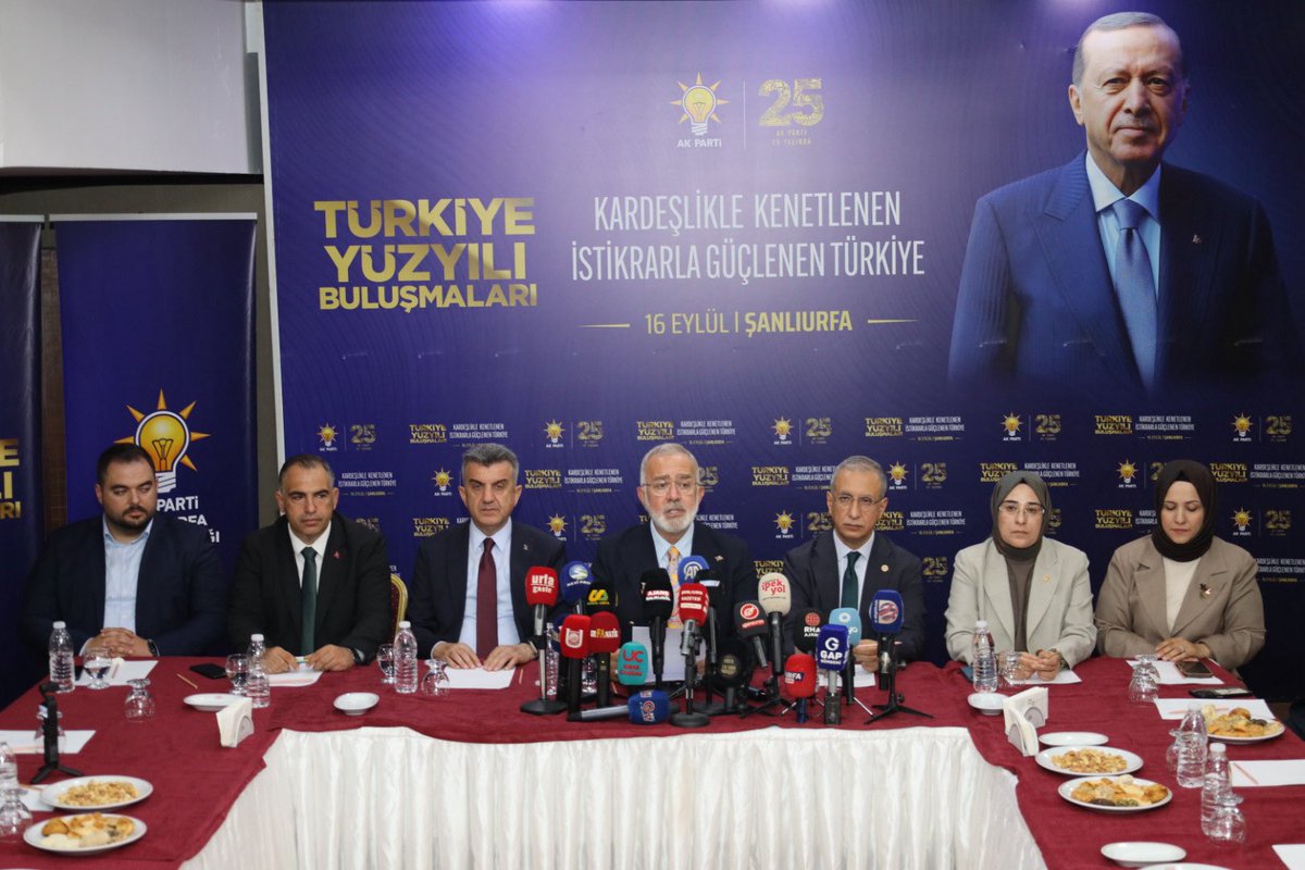 milhamigunbegi's tweet photo. 📍Türkiye Yüzyılı Buluşmaları-Şanlıurfa/Basın Toplantısı

AK Parti Grup Başkanvekilimiz Sayın Bahadır Nahit Yenişehirlioğlu, Milletvekillerimiz @ProfDrDusak, @CYAZMAC, MKYK Üyemiz @Malikurt14, Eyyübiye Belediye Başkanımız @mehmetkusnet, İl Kadın Kolları Başkanımız @ZehraAy063 ve İl Gençlik Kolları Başkanvekilimiz Ahmet Bereket ile birlikte Türkiye Yüzyılı Buluşmaları-Şanlıurfa programı kapsamında ulusal ve yerel basınımızla bir araya gelerek, basın açıklaması gerçekleştirdi.

Katılımlarından dolayı ulusal ve yerel basın mensuplarımıza teşekkür ediyoruz.

“Kardeşlikle Kenetlenen İstikrarla Güçlenen Türkiye” 

#TürkiyeYüzyılıBuluşmaları 
@Akparti @Yenisehirlioglu @abuyukgumus @AKGMTeskilat @acarfaruka @burhanduran @Mehmet_Kirmizi1 @hakanaksu058 @farukaytek