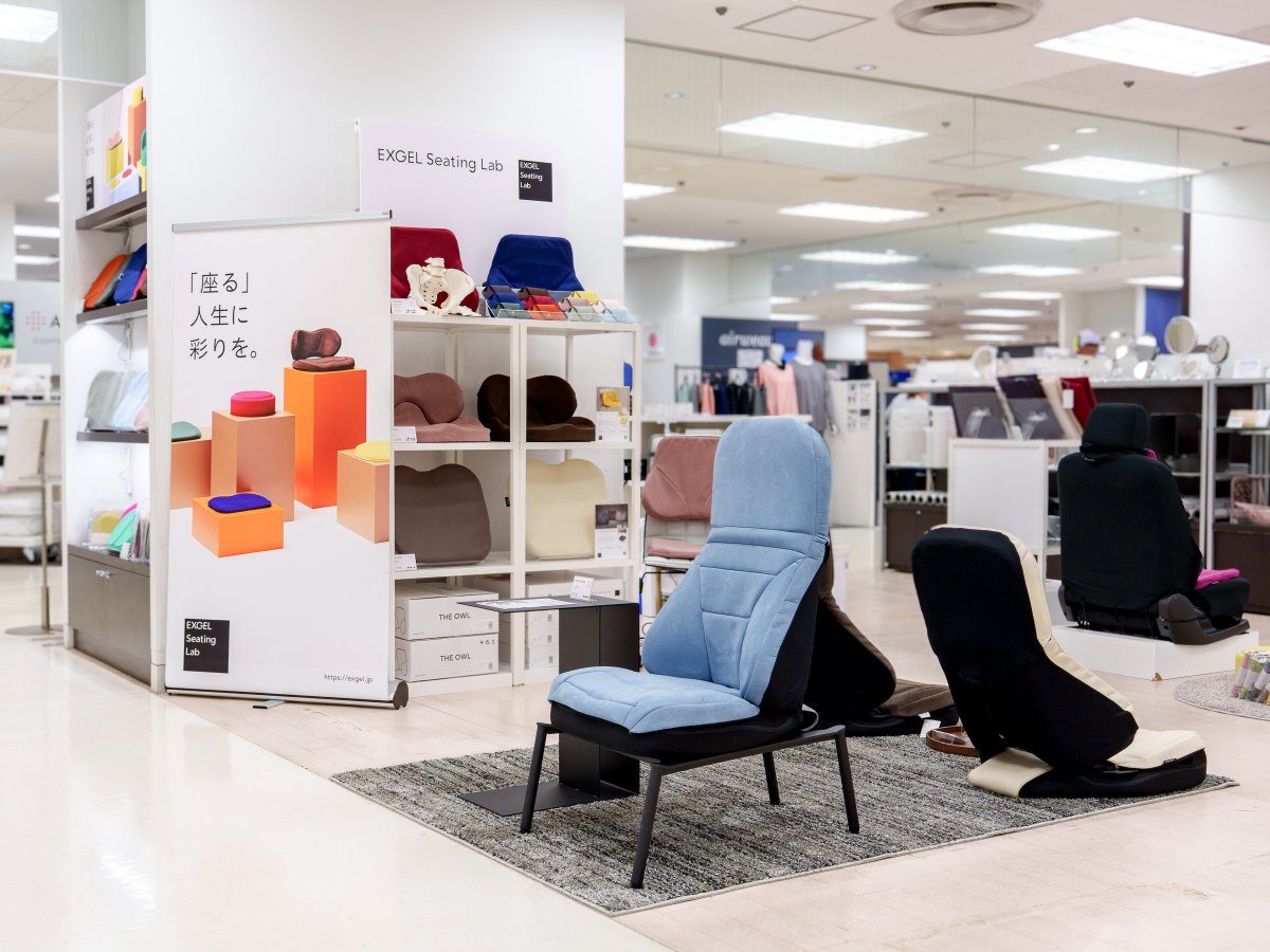 ExgelSeatingLab's tweet photo. ＼そごう横浜店 OPEN／

9月15日（火）に 新店舗 
エクスジェル シーティング ラボ そごう横浜店がオープンいたしました🙌

エクスジェル製品の豊富なクッションをご用意しており、
お客様の座りのお悩みや、使用シーンに沿っておすすめ商品もご案内いたします😊
ぜひ、快適な座り心地を体感してみてください✨
みなさまのご来店、心よりお待ちしております😌

〈エクスジェル シーティングラボ そごう横浜店〉
神奈川県横浜市西区高島2-18-1 そごう横浜 6F
営業時間：午前10時～午後8時（そごう横浜店に準ずる）

▼アクセスはこちら📍
https://t.co/0ZiSLOpNon