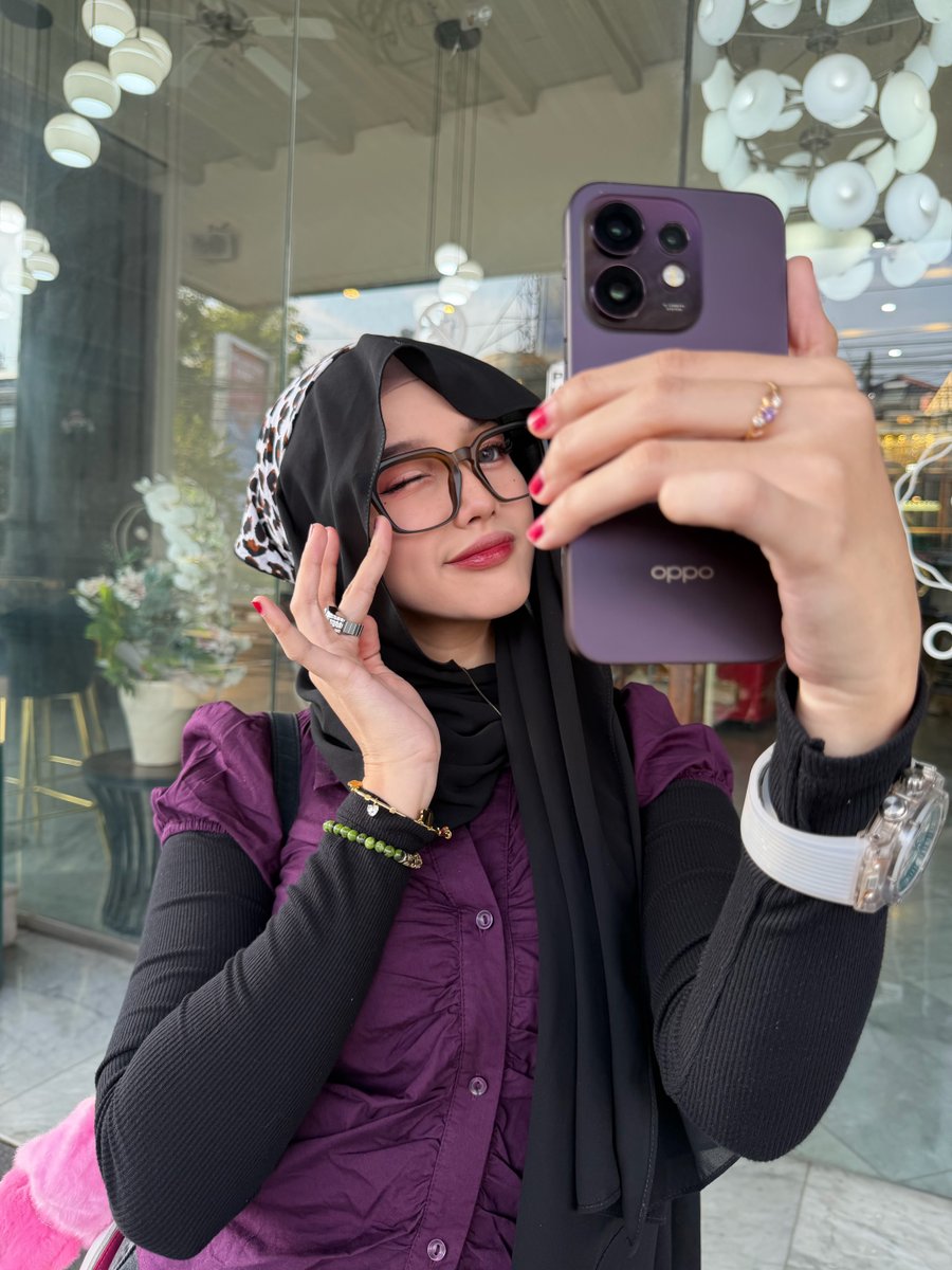 OPPOMobileUK's tweet photo. Out and about, but make it stylish. β¨π
@kayraudrya(IG) and the #OPPOReno16Series understood the assignment.
#OPPOAmbassadors #OPPOUK https://t.co/lSK2WSJrPB