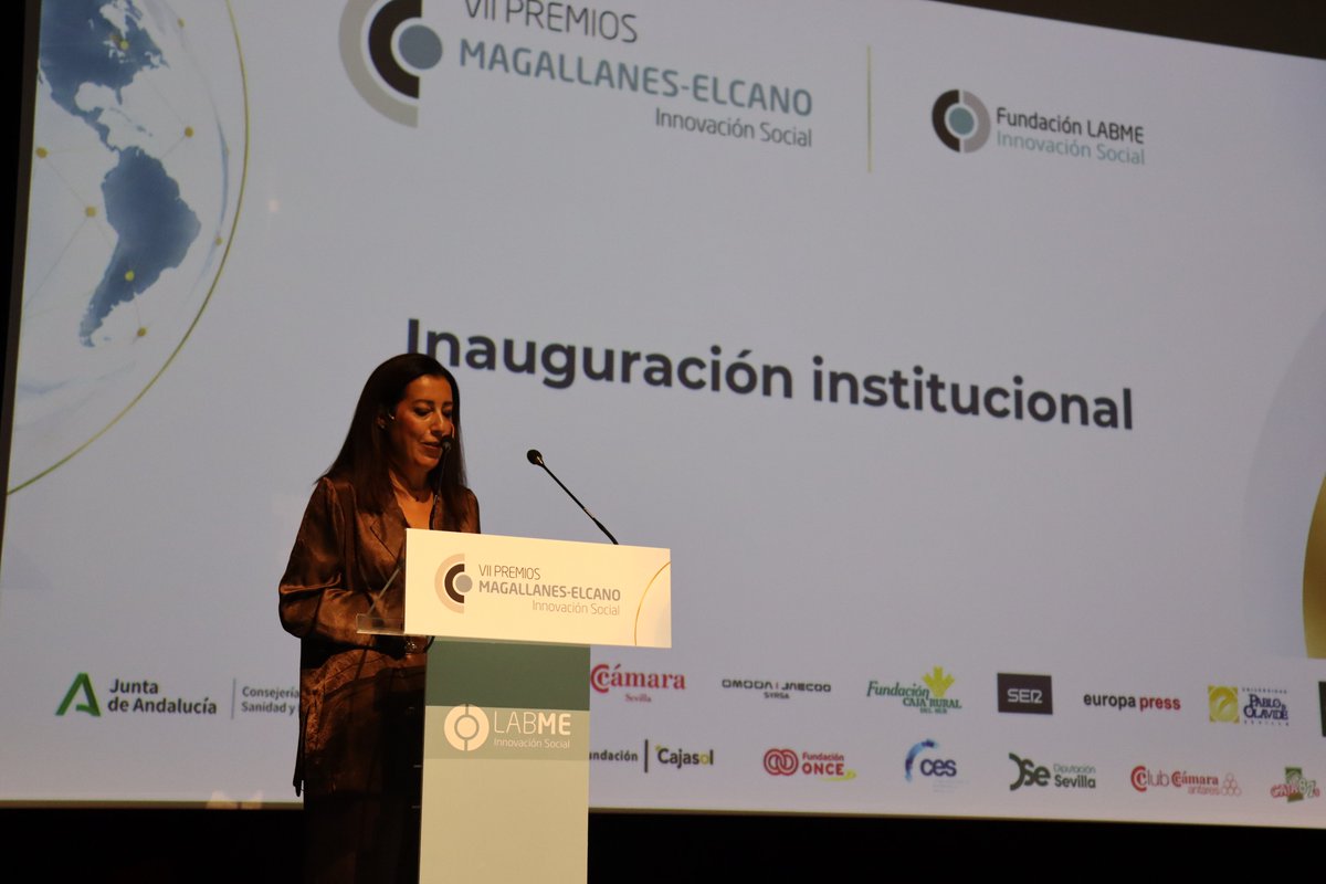 _LABME's tweet photo. Comienza la Gala con la bienvenida de Elena Carazo, periodista de Cadena SER, que conduce esta VIIedición de los Premios Magallanes-Elcano.
Una jornada para reconocer el talento, la colaboración y la innovación social que están transformando Iberoamérica.
#PremiosMagallanesElcano https://t.co/nFLxmvDY5N