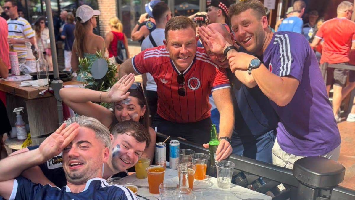 Baldy_Barker's tweet photo. Sundays referee btw. https://t.co/ePKgtTLD0U