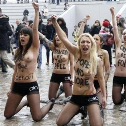 IstLiberale's tweet photo. Non è chiaro perché il motto "il corpo è mio e lo uso come voglio" valga solo quando si spogliano le femministe, e non quando si spoglia Sydney Sweeney per lavoro. https://t.co/j4DPs6ZGxr