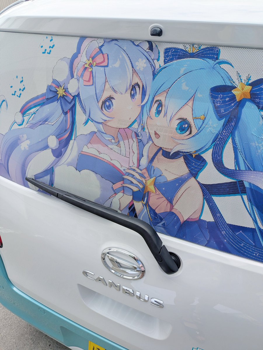 yururiyuruc's tweet photo. リア更新❄️
雪ミク2023×雪ミク2017❄

シースルーステッカーなので
車内からは貼ってないと思う位
視界良好です〜!ฅ＞𖥦＜ฅ︎︎
ちょっとよれちゃった所あるけど…

イラスト:@pa_ya_88  様
ステッカー:@itashaG 様
施工@:自分

おはなちゃんじゃないの?
と思った方へ🌸↓つづく https://t.co/2foDP0tdpb