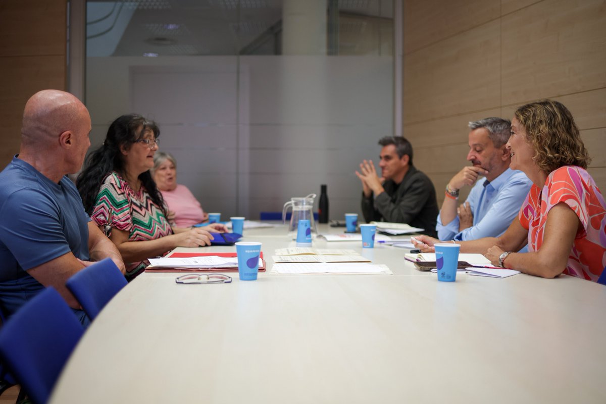 PSOEMadridAyto's tweet photo. Mientras la política de vivienda del PP consiste en vender y comprar áticos con el dinero de tod@s, nosotr@s proponemos soluciones:

✅Construir vivienda pública y protegerla. 
✅Acabar con las VUT ilegales.
✅Topar el precio de los alquileres.
✅Movilizar vivienda vacía. https://t.co/Hiobcnu9cx
