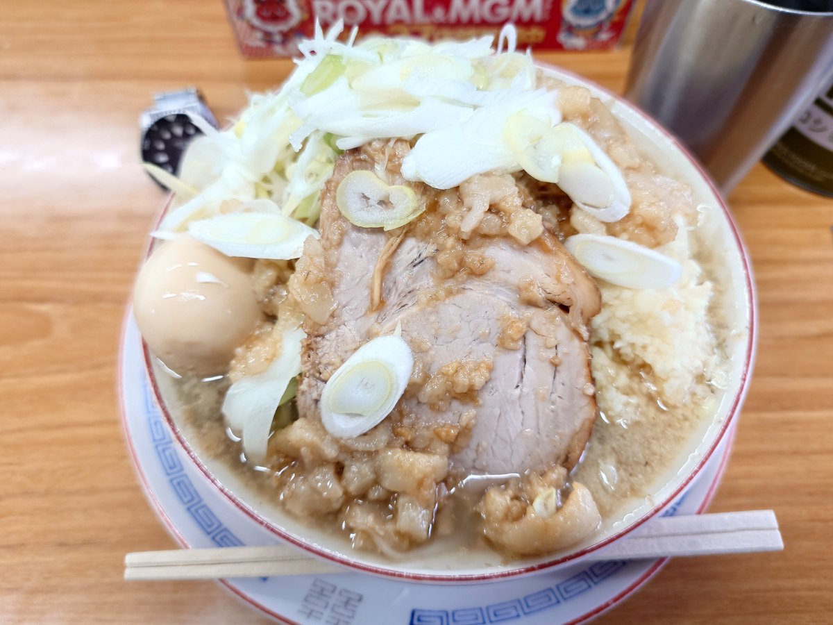 F4056314308's tweet photo. 昨日のお昼
笠間市　ら―めん漢道さん
限定)漢の塩らーめん(小)ネギのせ
昼営業滑り込みセーフ😅この塩らーめんス―プが抜群に旨い😆あまり塩は好きでは無いがコレは好み👍二郎系苦手な方もスルッと行ける一杯だと思います😄セルフ豚丼に塩ス―プでお茶漬け風に頂く🍚心遣いありがとうございます😄 https://t.co/2cF7SufU3F