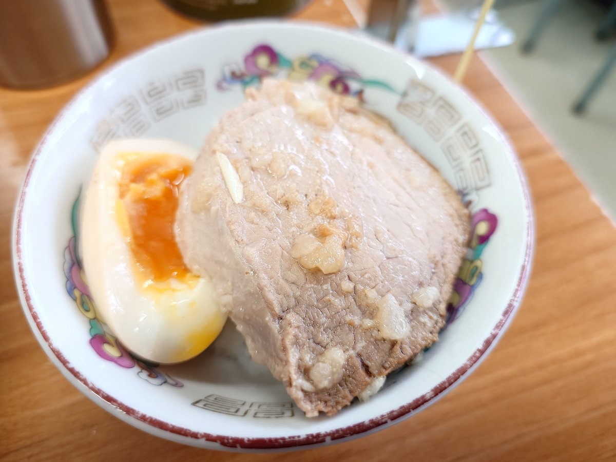 F4056314308's tweet photo. 昨日のお昼
笠間市　ら―めん漢道さん
限定)漢の塩らーめん(小)ネギのせ
昼営業滑り込みセーフ😅この塩らーめんス―プが抜群に旨い😆あまり塩は好きでは無いがコレは好み👍二郎系苦手な方もスルッと行ける一杯だと思います😄セルフ豚丼に塩ス―プでお茶漬け風に頂く🍚心遣いありがとうございます😄 https://t.co/2cF7SufU3F