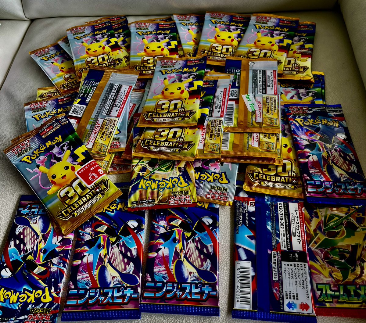 ming_li77176's tweet photo. 今回も子供の為複数県のコンビニ巡り。44パックでfinish 。ポケモン30周年パックは強敵過ぎた😱 https://t.co/ENRIxbcXlE
