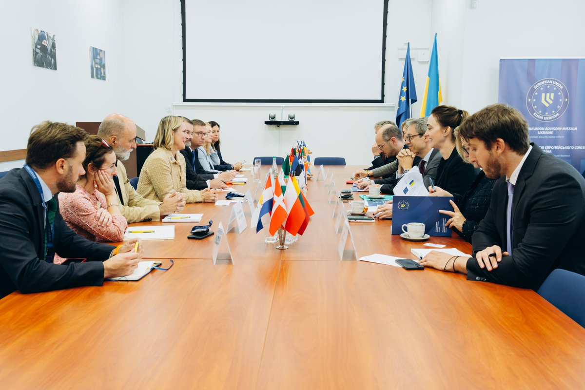 EUAM_Ukraine's tweet photo. A warm welcome to @david_cvach, the @eu_eeas’ new Deputy Secretary General for Peace, Security &amp; Defence, on his first Mission visit.

In Kyiv, he met EUAM Ukraine staff and learned how we support Ukraine’s security, resilience and reforms amid Russia’s war of aggression. https://t.co/xHcPJ1DPTN