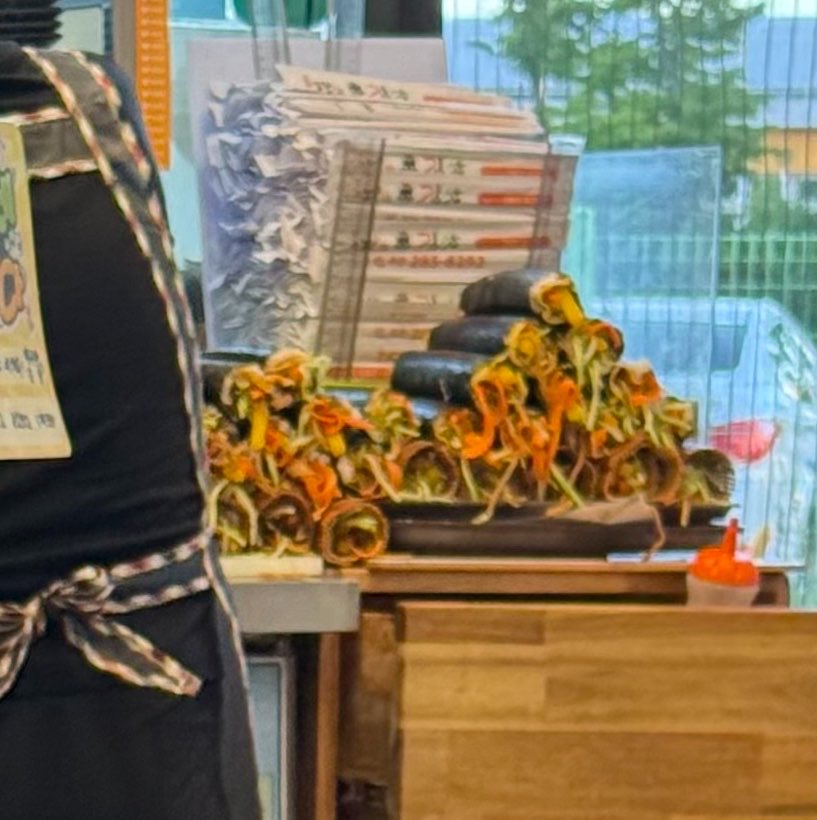 shotajota's tweet photo. 방금 분식집을 갔는데 아주머니가 갑자기 아 맞다!!!!! 하더니 김밥 37개 단체주문을 잊어먹었다고 막 무아지경으로 김밥을 싸기 시작하는데
한 10분?만에 30개를 싸심
뭔 시트콤 보는 기분 https://t.co/pTwAdc4wPD