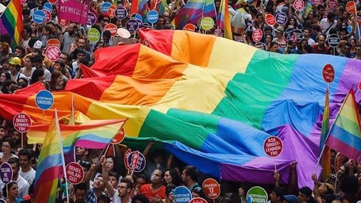 ecervatoglu's tweet photo. LGBTİ+ hakları insan haklarıdır. Bu hakları savunmak için LGBTİ+ olmamız gerekmez; insan olmamız yeter.

“Ailem Güvende” adı altında LGBTİ+’lar ve hak savunucular�� gözaltına alınıyor, tutuklanıyor; dernekler basılıyor, mekânlar mühürleniyor. İnsanları kimlikleri nedeniyle hedef gösteren, özgürlüklerinden yoksun bırakan, hak arayışlarını suç gibi sunan bu baskıyı kabul etmiyoruz. LGBTİ+ olmak da haklarını savunmak da suç değildir.

Çocukların yatağa aç girmediği, kadınların şiddet korkusuyla yaşamadığı, insanların kira ile mutfak masrafı arasında seçim yapmak zorunda kalmadığı bir hayat istiyoruz. Gençlerin geleceğe umutla bakabildiği bir ülke istiyoruz. İnsanları birbirine düşman ederek bu sorunların hiçbirini çözemeyiz.

LGBTİ+’lar aynı sokaklarda yürüdüğümüz, birlikte çalıştığımız, hayatı paylaştığımız eşit yurttaşlardır. Hiç kimsenin onuru ve özgürlüğü başkasının onayına bağlı değildir. Kimlikleri ya da hak savunuculuğu nedeniyle özgürlüğünden yoksun bırakılanların serbest bırakılmasını, bu baskıya son verilmesini istiyoruz.

Fındıklı’dan sözümüz açık: Herkesin başı dik, eşit ve özgür yaşayabildiği bir ülkeyi birlikte kuracağız. Hiçbir yurttaşı nefrete ve yalnızlığa teslim etmeyeceğiz.