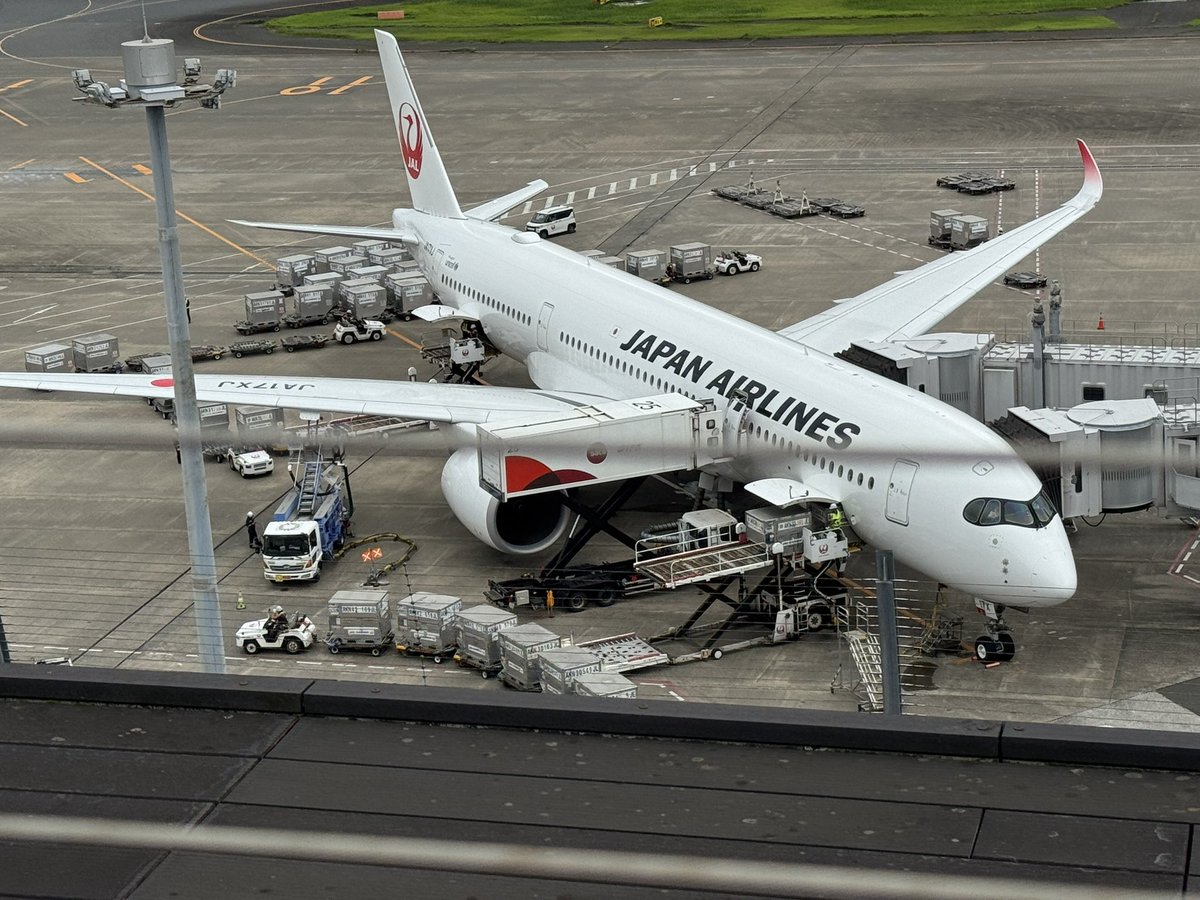 akoako0405's tweet photo. 昨日無事に帰ってきました。いつもは羽田空港では到着後すぐに帰っちゃうのですが、初めてレストラン街で食事をして、展望デッキへ行ってみました。帰宅したら竹富郵便局から出した絵葉書が届いてました。このスタンプが欲しかった🥰この牛は私たちが乗ったマクブ君🤭　#羽田空港　#竹富島 https://t.co/a00DQo1WyT
