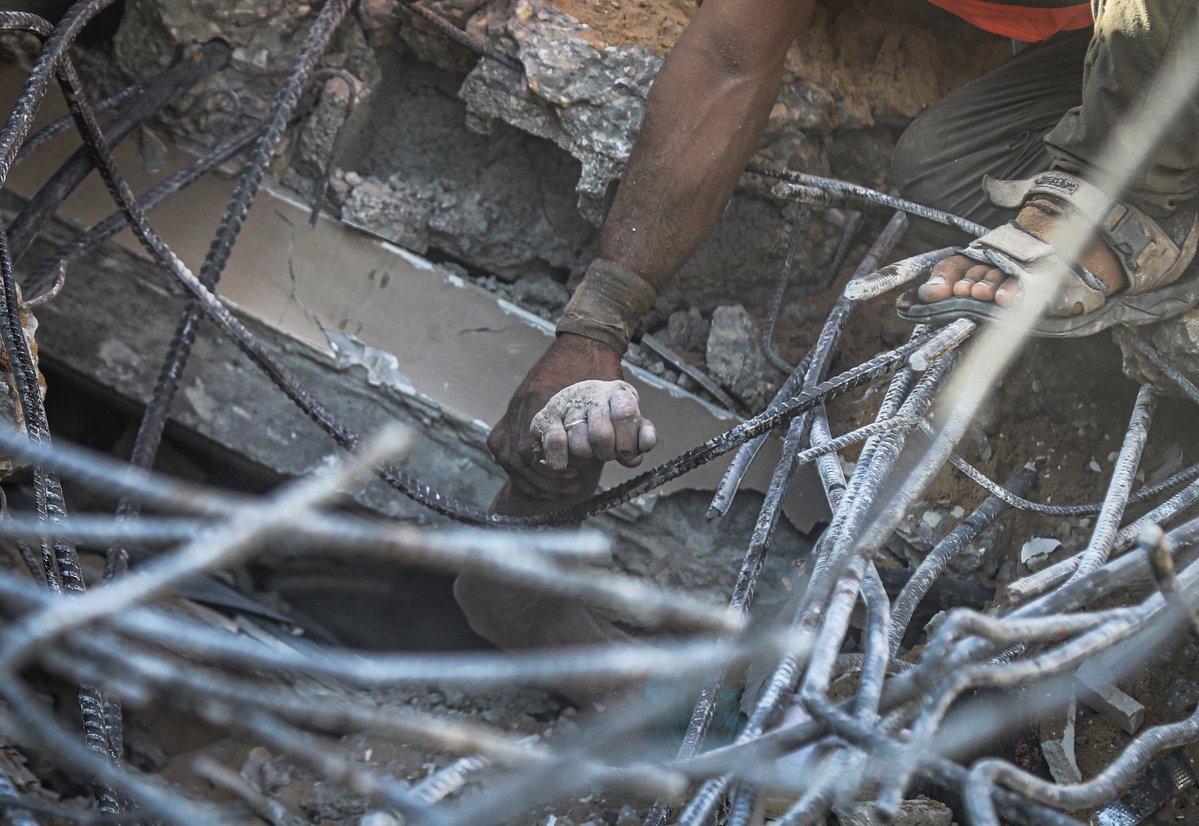 La_SER's tweet photo. Al menos 20 muertos y decenas de desaparecidos al derrumbarse un edificio en Gaza dañado por ataques de Israel

https://t.co/tJzdqvmh6W https://t.co/W1gvm2Ps2j