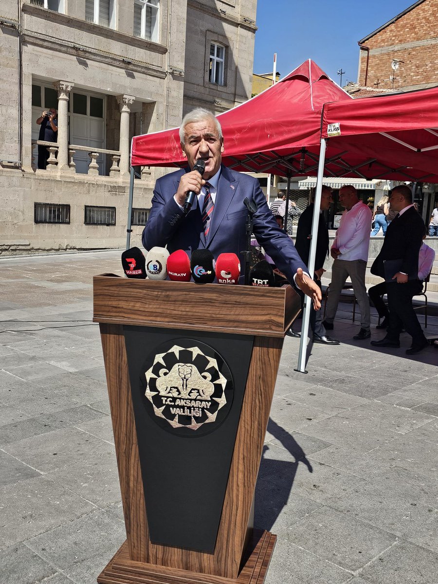 Ramazannkasli's tweet photo. Ahilik Haftası münasebetiyle düzenlenen programda il protokolümüzle birlikte esnaf ve sanatkârlarımızla bir araya geldik. Ahilik kültürünün yaşatılması ve gelecek nesillere aktarılması adına böylesine anlamlı bir programda bulunmaktan büyük memnuniyet duydum.

Ahilik geleneğinin bir ferdi olarak; bu anlamlı programı düzenleyen Sayın Valimiz Murat Duru’ya, yaptığı konuşmayla 50 yıllık Ahilik birikimini ve Türk kültürünün köklü değerlerini bizlere yeniden hissettiren kıymetli eşi Sayın Elif Duru Hanımefendi’ye teşekkür ediyorum.

Emeği, alın terini ve helal kazancı hayatının merkezine koyan tüm esnaf ve sanatkârlarımızın Ahilik Haftası’nı kutluyor; hayırlı, bereketli ve bol kazançlar diliyorum.

Ahilik; kardeşliktir, dayanışmadır, berekettir.
Ahilik, dünün mirası; yarının teminatıdır.