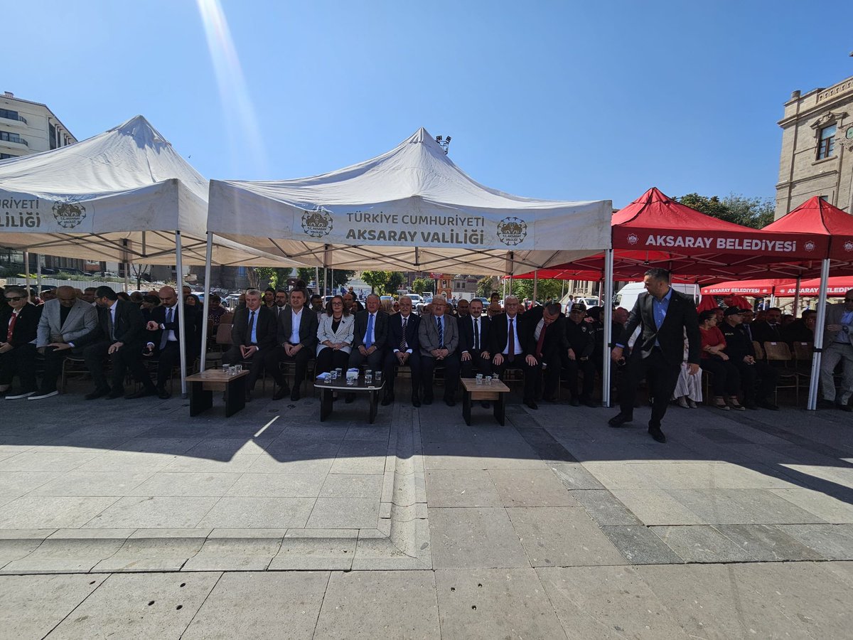 Ramazannkasli's tweet photo. Ahilik Haftası münasebetiyle düzenlenen programda il protokolümüzle birlikte esnaf ve sanatkârlarımızla bir araya geldik. Ahilik kültürünün yaşatılması ve gelecek nesillere aktarılması adına böylesine anlamlı bir programda bulunmaktan büyük memnuniyet duydum.

Ahilik geleneğinin bir ferdi olarak; bu anlamlı programı düzenleyen Sayın Valimiz Murat Duru’ya, yaptığı konuşmayla 50 yıllık Ahilik birikimini ve Türk kültürünün köklü değerlerini bizlere yeniden hissettiren kıymetli eşi Sayın Elif Duru Hanımefendi’ye teşekkür ediyorum.

Emeği, alın terini ve helal kazancı hayatının merkezine koyan tüm esnaf ve sanatkârlarımızın Ahilik Haftası’nı kutluyor; hayırlı, bereketli ve bol kazançlar diliyorum.

Ahilik; kardeşliktir, dayanışmadır, berekettir.
Ahilik, dünün mirası; yarının teminatıdır.