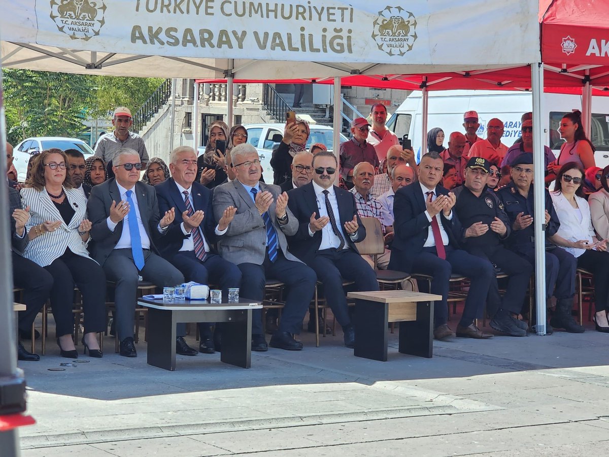 Ramazannkasli's tweet photo. Ahilik Haftası münasebetiyle düzenlenen programda il protokolümüzle birlikte esnaf ve sanatkârlarımızla bir araya geldik. Ahilik kültürünün yaşatılması ve gelecek nesillere aktarılması adına böylesine anlamlı bir programda bulunmaktan büyük memnuniyet duydum.

Ahilik geleneğinin bir ferdi olarak; bu anlamlı programı düzenleyen Sayın Valimiz Murat Duru’ya, yaptığı konuşmayla 50 yıllık Ahilik birikimini ve Türk kültürünün köklü değerlerini bizlere yeniden hissettiren kıymetli eşi Sayın Elif Duru Hanımefendi’ye teşekkür ediyorum.

Emeği, alın terini ve helal kazancı hayatının merkezine koyan tüm esnaf ve sanatkârlarımızın Ahilik Haftası’nı kutluyor; hayırlı, bereketli ve bol kazançlar diliyorum.

Ahilik; kardeşliktir, dayanışmadır, berekettir.
Ahilik, dünün mirası; yarının teminatıdır.