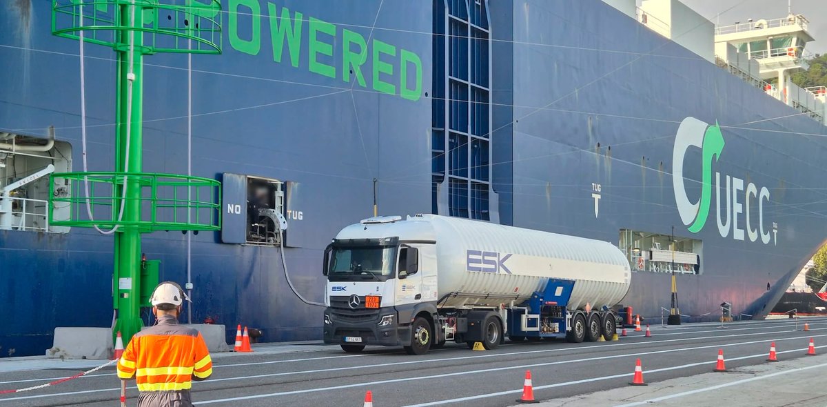 PasaiaPort's tweet photo. ⚓ #PasaiaPort realiza su primer suministro de gas natural licuado (GNL) a un buque mediante camiones cisterna.

ESK ha prestado el servicio a uno de los buques híbridos de UECC.

Un paso más hacia un puerto más sostenible e innovador. https://t.co/ORsP9vhzJZ