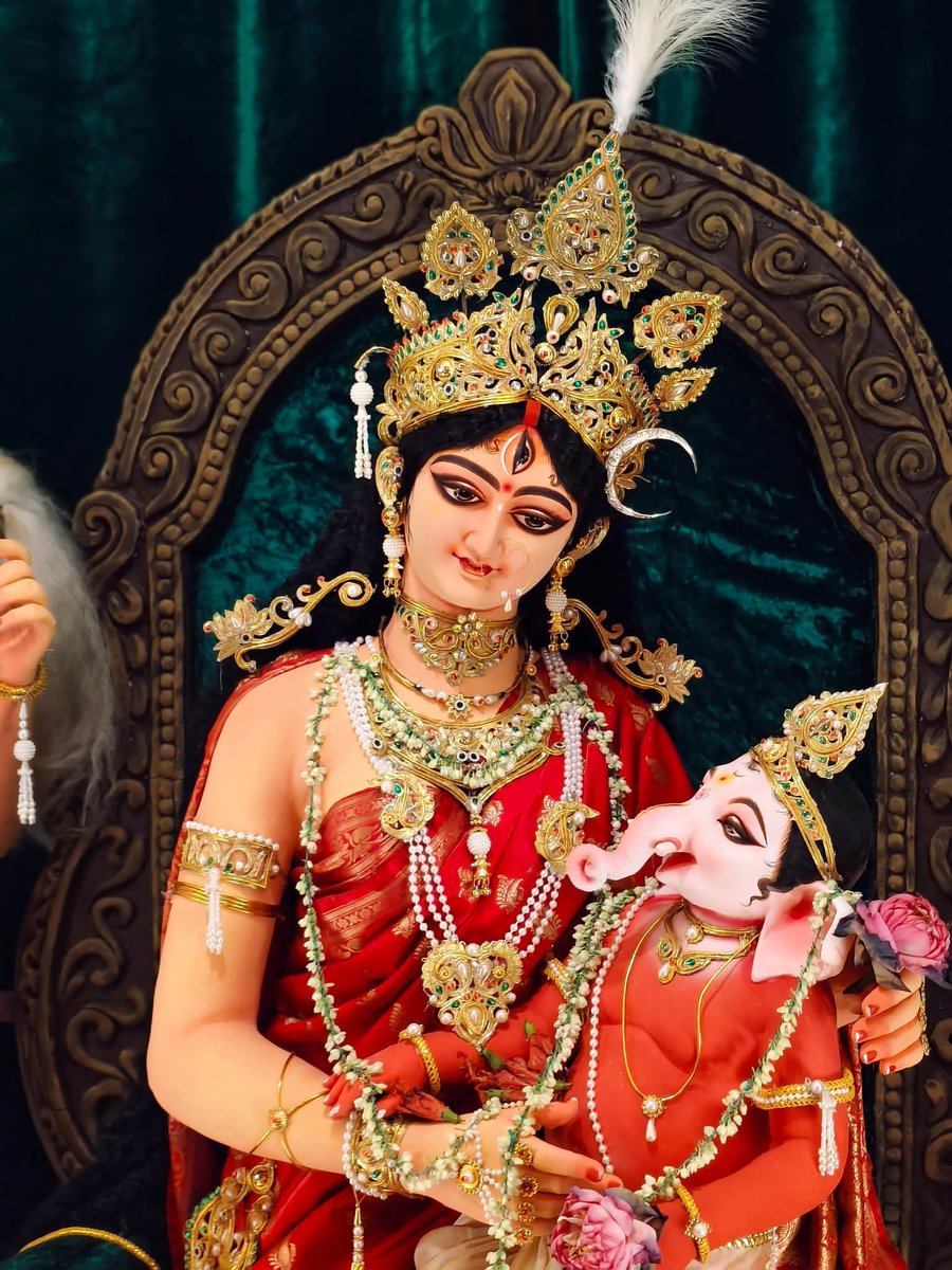 2Gaudadhipati's tweet photo. There are simply no words to describe the exquisite beauty of the Krishnanagar idol. The image of Umā, the Mother of Gaṇeśa (Jaya Durgā), is accompanied by the Goddess’s attendants, Jayā and Vijayā.

Courtesy: Kunal’s home deity. https://t.co/3QZ6LQQ7oM