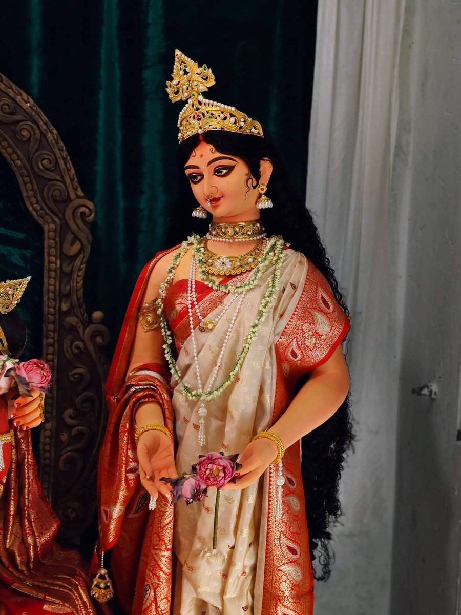 2Gaudadhipati's tweet photo. There are simply no words to describe the exquisite beauty of the Krishnanagar idol. The image of Umā, the Mother of Gaṇeśa (Jaya Durgā), is accompanied by the Goddess’s attendants, Jayā and Vijayā.

Courtesy: Kunal’s home deity. https://t.co/3QZ6LQQ7oM