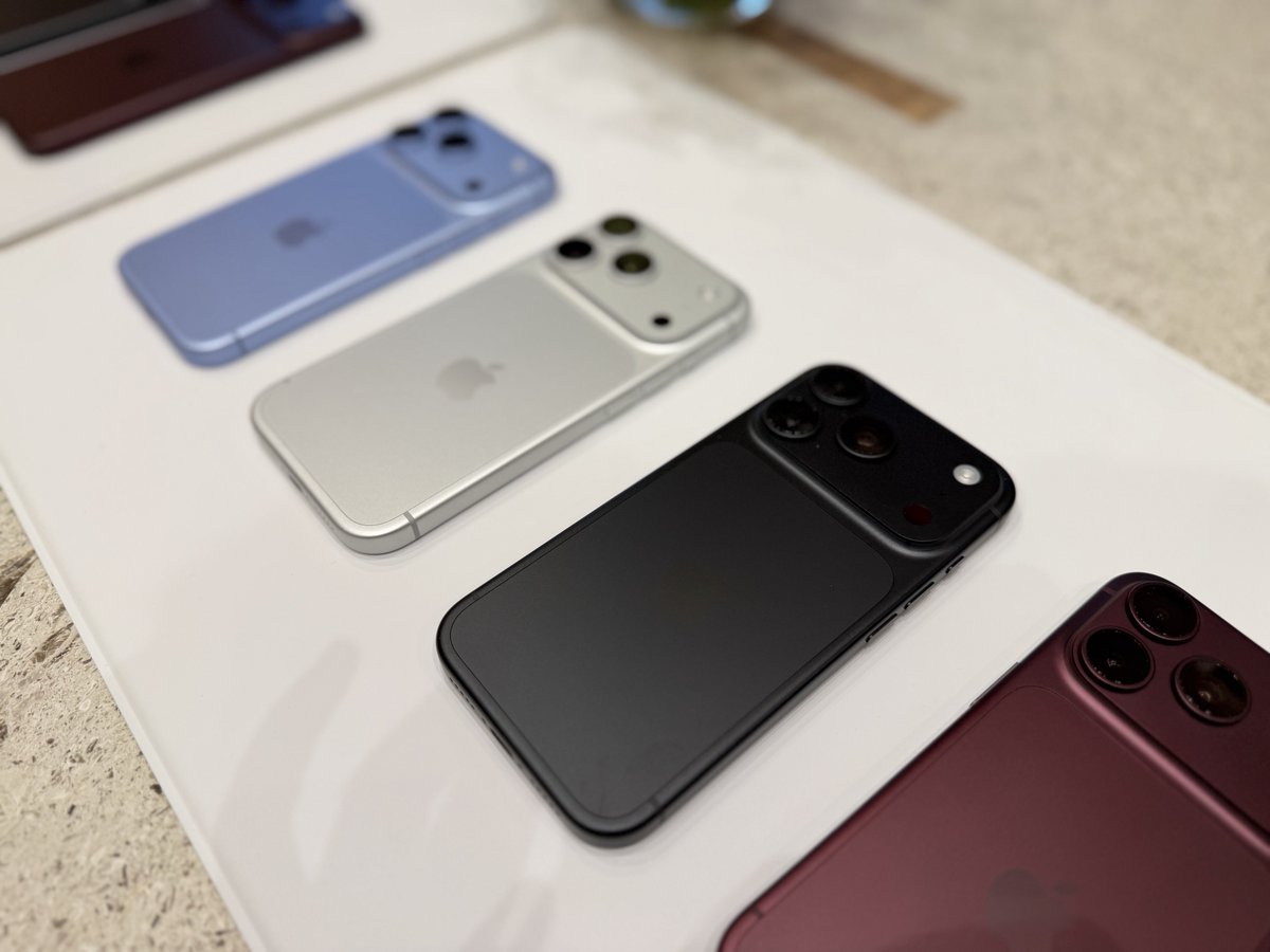 TODORIKI_yz's tweet photo. iPhone 18 Pro
待望のブラックは言うまでもないんですけど、グレイシャーの実物がえぐいくらい美しくてちょっと心揺らいだまである https://t.co/vplvnYH9k6
