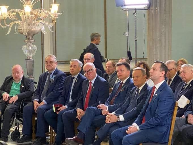 retusz's tweet photo. Kiedy się obudziłem, Polski już nie było
[...]
I słychać było śpiew w nieznanej mowie
I zgrzyt harmonii, a słowa piosenki
Mówiły, że się, stało co się miało stać
[...]
I pomyślałem, ze nie warto dłużej żyć.
Bo Polski już nie było, więc niech mnie zabiją

Jarosław Marek Rymkiewicz https://t.co/noa6XxIsf2