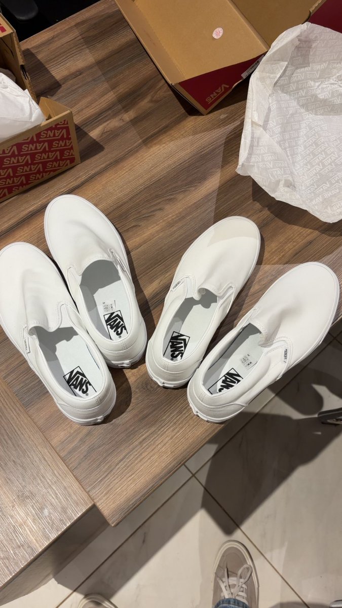 dottygrimezz's tweet photo. Y’all know what time it is. Got these clean canvases by @Vans I’m gonna play with it in the studio. Stay strapped 😈🤘🏿💨 https://t.co/NOknf4dVDD