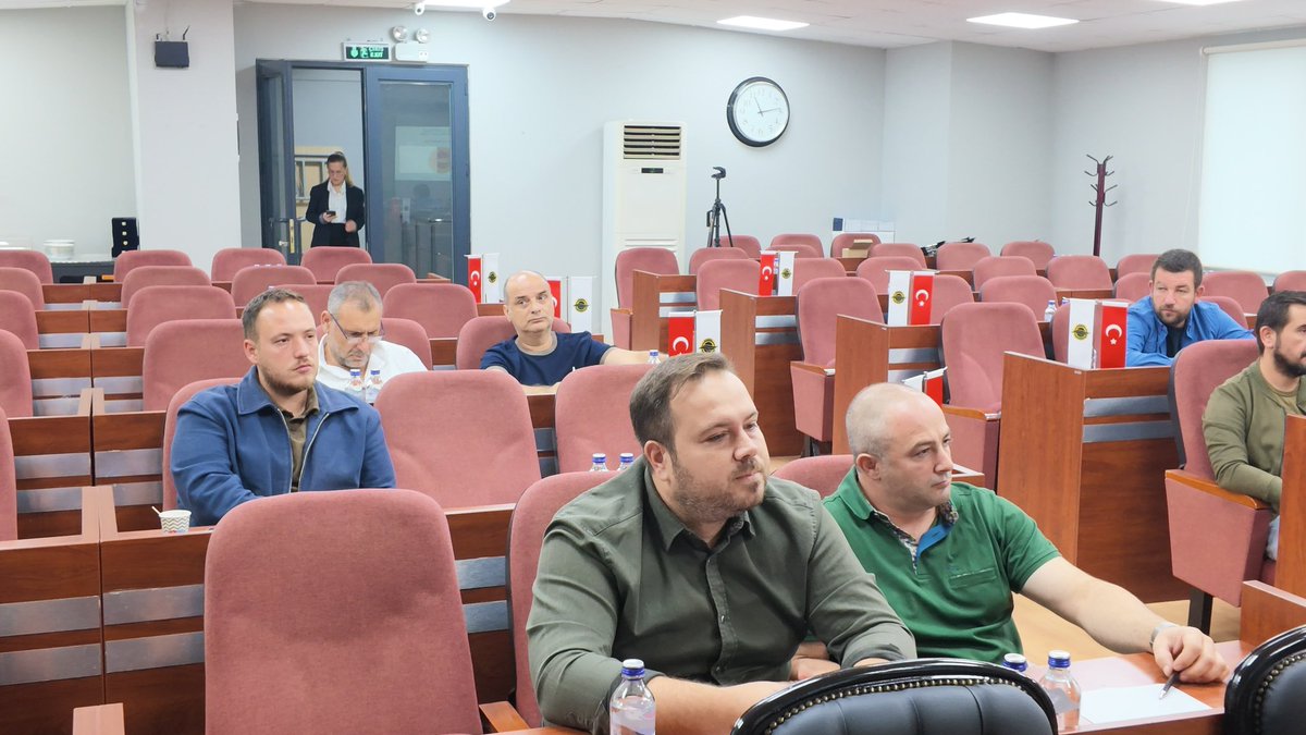 orhangazitso's tweet photo. Orhangazi’mizin bereketi, emeğimizin simgesi olan zeytinyağımızı hak ettiği değere kavuşturmak için “Orhangazi Zeytinyağı Coğrafi İşaret” istişare toplantısını; Yönetim Kurulu Başkanımız Erol Hatırlı, Ziraat Odası Başkanımız Dinçer Dimrit, Esnaf Odası Başkanımız Turgay Durmuş, İlçe Tarım Müdürü Mehmet Çınar ve kıymetli zeytinyağı üreticilerimizin katılımıyla gerçekleştirdik.

Orhangazi Ticaret ve Sanayi Odası olarak ilçemize kazandırmayı hedeflediğimiz “Orhangazi Zeytinyağı Coğrafi İşareti” tescil sürecine ilişkin yol haritamızı ve detayları üreticilerimizle paylaştık.

Toprağımıza, üreticimize ve ilçemizin marka değerine sahip çıkmaya devam edeceğiz. Birlikte üretecek, Orhangazi zeytinyağını dünyaya tanıtacağız.

#Orhangazi #Zeytinyağı #Coğrafiİşaret #ÜretenOrhangazi #BirlikteGüçlüyüz