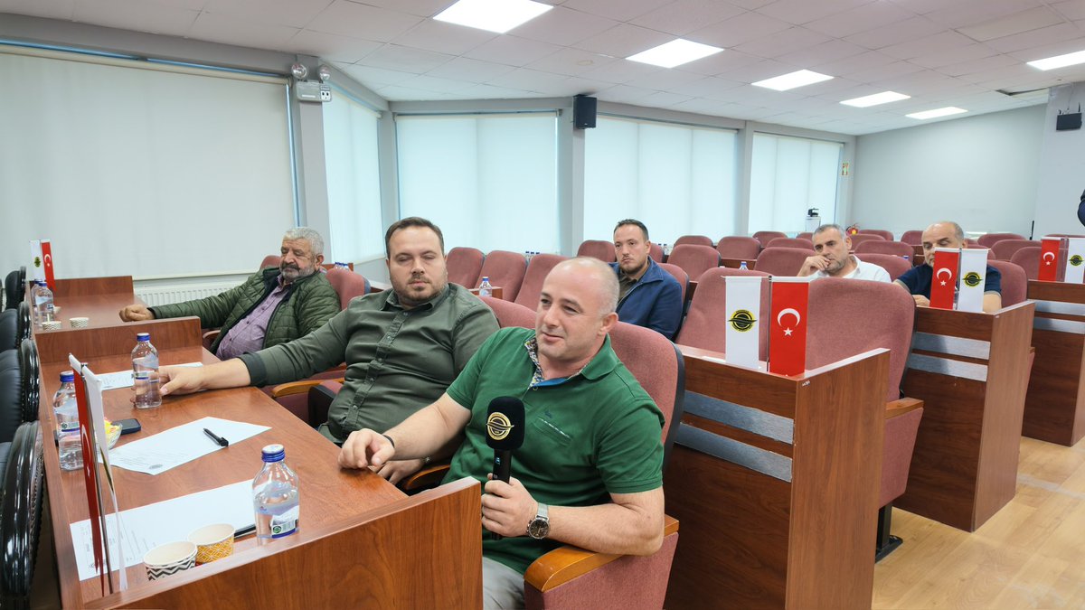 orhangazitso's tweet photo. Orhangazi’mizin bereketi, emeğimizin simgesi olan zeytinyağımızı hak ettiği değere kavuşturmak için “Orhangazi Zeytinyağı Coğrafi İşaret” istişare toplantısını; Yönetim Kurulu Başkanımız Erol Hatırlı, Ziraat Odası Başkanımız Dinçer Dimrit, Esnaf Odası Başkanımız Turgay Durmuş, İlçe Tarım Müdürü Mehmet Çınar ve kıymetli zeytinyağı üreticilerimizin katılımıyla gerçekleştirdik.

Orhangazi Ticaret ve Sanayi Odası olarak ilçemize kazandırmayı hedeflediğimiz “Orhangazi Zeytinyağı Coğrafi İşareti” tescil sürecine ilişkin yol haritamızı ve detayları üreticilerimizle paylaştık.

Toprağımıza, üreticimize ve ilçemizin marka değerine sahip çıkmaya devam edeceğiz. Birlikte üretecek, Orhangazi zeytinyağını dünyaya tanıtacağız.

#Orhangazi #Zeytinyağı #Coğrafiİşaret #ÜretenOrhangazi #BirlikteGüçlüyüz