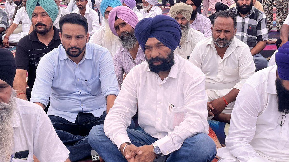 DrCharanjitAAP's tweet photo. ਸੁੱਖ-ਦੁੱਖ ਵਿੱਚ ਹਮੇਸ਼ਾ ਆਪਣੇ ਪਰਿਵਾਰਾਂ ਅਤੇ ਪਾਰਟੀ ਸਾਥੀਆਂ ਦੇ ਨਾਲ।

ਆਮ ਆਦਮੀ ਪਾਰਟੀ ਦੇ ਸਾਡੇ ਬਹੁਤ ਹੀ ਮਿਹਨਤੀ ਅਤੇ ਸਤਿਕਾਰਯੋਗ ਸਾਥੀ ਵੀਰ ਬਲਵਿੰਦਰ ਕੁਮਾਰ ਬਿੱਟੂ ਜੀ ਦੇ ਪੂਜਨੀਕ ਮਾਤਾ ਜੀ  ਸ੍ਰੀਮਤੀ ਬਲਵੰਤ ਕੌਰ ਜੀ ਦੇ ਨਿਮਿੱਤ  ਸੁੰਦਰ ਨਗਰ (ਮੋਰਿੰਡਾ) ਵਿਖੇ ਰੱਖੇ ਗਏ ਅੰਤਿਮ ਅਰਦਾਸ ਸਮਾਗਮ ਅਤੇ ਭੋਗ ਮੌਕੇ ਹਾਜ਼ਰੀ ਭਰੀ। 

ਇਸ ਦੁੱਖ ਦੀ ਘੜੀ ਵਿੱਚ ਸ਼ੋਕਗ੍ਰਸਤ ਪਰਿਵਾਰ ਨਾਲ ਮੁਲਾਕਾਤ ਕਰਕੇ ਆਪਣੀ ਡੂੰਘੀ ਹਮਦਰਦੀ ਪ੍ਰਗਟ ਕੀਤੀ ਅਤੇ ਵਿਛੜੀ ਪਵਿੱਤਰ ਰੂਹ ਨੂੰ ਸ਼ਰਧਾ ਦੇ ਫੁੱਲ ਭੇਟ ਕੀਤੇ।  

ਅਕਾਲ ਪੁਰਖ ਅੱਗੇ ਅਰਦਾਸ ਹੈ ਕਿ ਵਿਛੜੀ ਰੂਹ ਨੂੰ ਆਪਣੇ ਚਰਨਾਂ ਵਿੱਚ ਨਿਵਾਸ ਬਖਸ਼ਣ ਅਤੇ ਪਿੱਛੇ ਪਰਿਵਾਰ ਨੂੰ ਇਸ ਅਸਹਿ ਘਾਟੇ ਨੂੰ ਸਹਿਣ ਅਤੇ ਭਾਣਾ ਮੰਨਣ ਦਾ ਬਲ ਪ੍ਰਦਾਨ ਕਰਨ। 

#DrCharanjitSingh #SriChamkaurSahib #Morinda #SunderNagar #Condolences