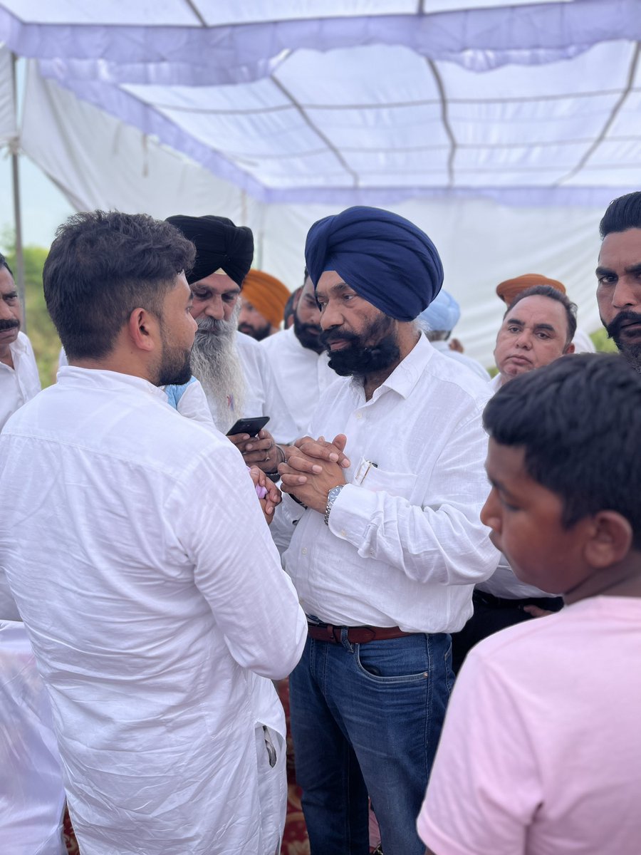 DrCharanjitAAP's tweet photo. ਸੁੱਖ-ਦੁੱਖ ਵਿੱਚ ਹਮੇਸ਼ਾ ਆਪਣੇ ਪਰਿਵਾਰਾਂ ਅਤੇ ਪਾਰਟੀ ਸਾਥੀਆਂ ਦੇ ਨਾਲ।

ਆਮ ਆਦਮੀ ਪਾਰਟੀ ਦੇ ਸਾਡੇ ਬਹੁਤ ਹੀ ਮਿਹਨਤੀ ਅਤੇ ਸਤਿਕਾਰਯੋਗ ਸਾਥੀ ਵੀਰ ਬਲਵਿੰਦਰ ਕੁਮਾਰ ਬਿੱਟੂ ਜੀ ਦੇ ਪੂਜਨੀਕ ਮਾਤਾ ਜੀ  ਸ੍ਰੀਮਤੀ ਬਲਵੰਤ ਕੌਰ ਜੀ ਦੇ ਨਿਮਿੱਤ  ਸੁੰਦਰ ਨਗਰ (ਮੋਰਿੰਡਾ) ਵਿਖੇ ਰੱਖੇ ਗਏ ਅੰਤਿਮ ਅਰਦਾਸ ਸਮਾਗਮ ਅਤੇ ਭੋਗ ਮੌਕੇ ਹਾਜ਼ਰੀ ਭਰੀ। 

ਇਸ ਦੁੱਖ ਦੀ ਘੜੀ ਵਿੱਚ ਸ਼ੋਕਗ੍ਰਸਤ ਪਰਿਵਾਰ ਨਾਲ ਮੁਲਾਕਾਤ ਕਰਕੇ ਆਪਣੀ ਡੂੰਘੀ ਹਮਦਰਦੀ ਪ੍ਰਗਟ ਕੀਤੀ ਅਤੇ ਵਿਛੜੀ ਪਵਿੱਤਰ ਰੂਹ ਨੂੰ ਸ਼ਰਧਾ ਦੇ ਫੁੱਲ ਭੇਟ ਕੀਤੇ।  

ਅਕਾਲ ਪੁਰਖ ਅੱਗੇ ਅਰਦਾਸ ਹੈ ਕਿ ਵਿਛੜੀ ਰੂਹ ਨੂੰ ਆਪਣੇ ਚਰਨਾਂ ਵਿੱਚ ਨਿਵਾਸ ਬਖਸ਼ਣ ਅਤੇ ਪਿੱਛੇ ਪਰਿਵਾਰ ਨੂੰ ਇਸ ਅਸਹਿ ਘਾਟੇ ਨੂੰ ਸਹਿਣ ਅਤੇ ਭਾਣਾ ਮੰਨਣ ਦਾ ਬਲ ਪ੍ਰਦਾਨ ਕਰਨ। 

#DrCharanjitSingh #SriChamkaurSahib #Morinda #SunderNagar #Condolences