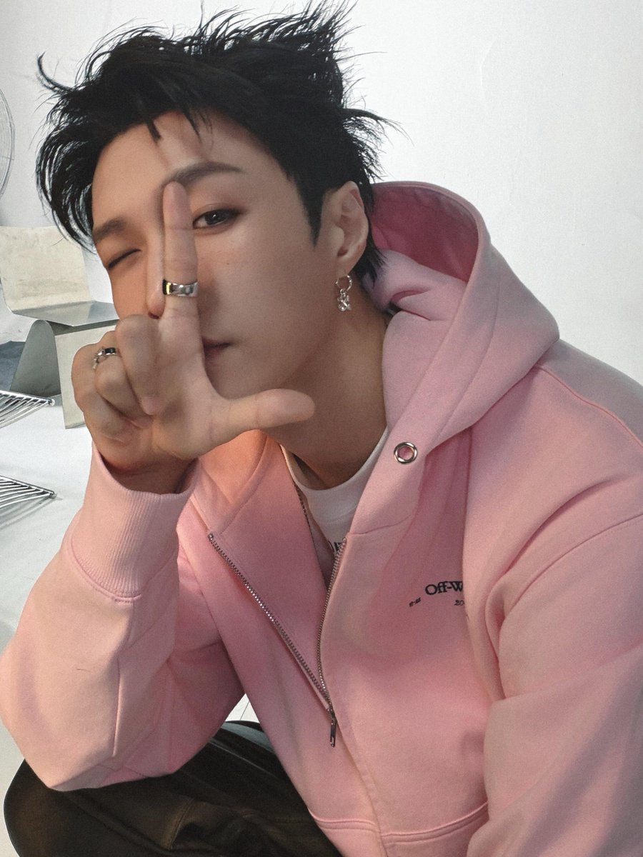 XingPark's tweet photo. 260916 @lay_studio rednote update：

How many selfie poses? @layzhang 
#LAYxOffWhite @OffWht 

#LayZhang #张艺兴 #Lay #Yixing #레이 #レイ #장이씽 #อี้ชิง https://t.co/MDnGxTHkcF