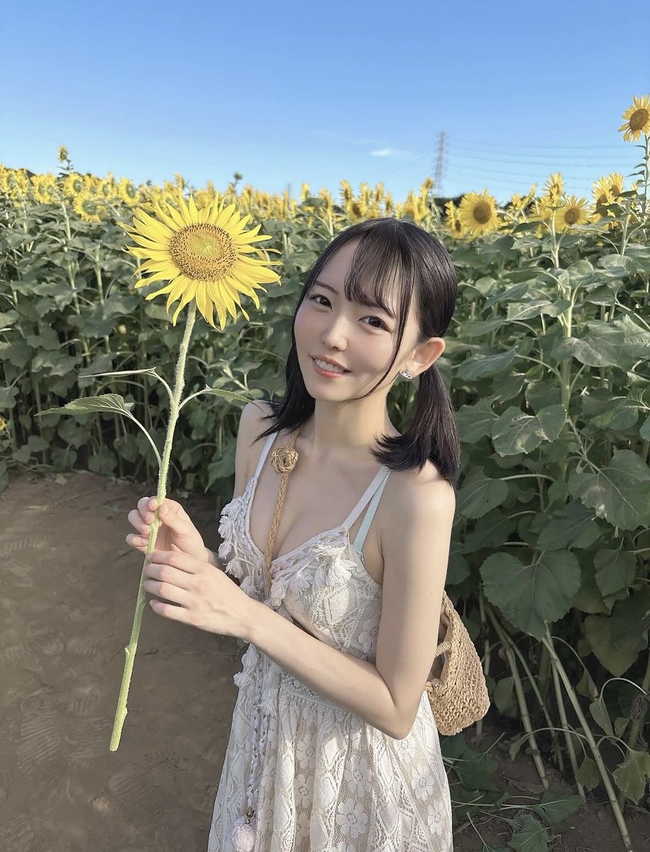 kyokore4545's tweet photo. 【女優深掘り図鑑 #047｜西元めいさ】

アイドルグループを作るために、自分で会社を設立。

でも、グループを立ち上げるにはお金が足りない。

そこで彼女が選んだのが、

AV女優になること。

アイドルとAV女優。普通なら交わらない二つの世界を同時に走り続けてきた、

西元めいさ。

彼女��深掘りすると、そのキャリアは想像以上に波乱万丈です。

幼い頃からダンスを続け、高校ではバトントワリング部へ。チアダンスの全国大会にも出場し、2017年には全国大会の個人部門で金賞を獲得しました。

その経験を活かし、卒業後はダンス講師として活動。

そこからアイドルの世界へ入りますが、最初に所属したグループを離れた後、2021年には自ら会社を設立。

「理想のアイドルグループを自分で作る」

そう考え、5人組グループ「ワンスアチャンス」を立ち上げました。

ところが、曲、衣装、レコーディング、MV……。

グループ運営には想像以上にお金がかかる。

そこで立ち上げ資金を稼ぐ方法として考えたのが、AVでした。

思い立つとすぐにネットで事務所を探してメール。

翌日の面接で合格し、その後メーカーへの売り���みを経て、沖縄でデビュー作を撮影。

2021年10月、SODstarからAVデビューしました。

しかも、アイドルを辞めてAV女優になったわけではない。

「現役アイドル」と「AV女優」。

二つを同時に続ける道を選びました。

当然、簡単には受け入れられなかった。

自身で作ったグループでは、AV出演を理由に他のメンバーとの間に亀裂が生まれ、約1年で活動休止。

その後もアイドルグループのオーディションでは、「AV出演を隠すなら」と言われることがあったと本人は振り返っています。

それでも、辞めなかった。

春さりななど別名義でアイドル活動を続け、やがて「西元めいさ」という名前を隠さずステージに立つようになります。

その後加入したJUGS MAFIAでは約2年間活動。

AV女優であることを隠すのではなく、

「現役AV女優兼アイドル」

そのものを自分の個性へ変えていきました。

本人が考えていたのは、

前例がないなら、最初の人として認知されればいい。

批判さえも注目につなげながら、自分にしかないポジションを作ろうとしていました。

AVでも活動は拡大。

SODstarからスタートし、その後はkawaii*への移籍などを経て、さまざまなメーカーの作品へ出演するようになります。

写真の世界でも、かなり早い段階から注目されました。

AVデビュー直後の2021年11月には、講談社から「現役グループアイドル衝撃初ヌード」と題したデジタル写真集を発売。

2022年には紙の1stヘアヌード写真集『meisa』。

2023年には北海道で撮影された写真集『爽涼～そうりょう～』も発売されています。

そして2025年5月。

約5年間続けたアイドル人生に一区切り。

グループのメンバーとして活動することから卒業しました。

ただ、ステージそのものを完全に辞めたわけではありません。

2026年にもライブへのゲスト出演や自身の生誕祭を開催し、AVだけでなく、ダンスや振付など、自分が培ってきたものを活かしながら活動を続けています。

そして2026年9月。

西元めいさは、さらに新しい道を選びました。

所属していたACTを退所���

独立と同時に法人を設立し、フリー女優として活動していくことを発表しました。

ACTとは完全に離れるのではなく、今後は業務提携という形で関係を継続。

さらにフリー女優連盟「CCBU」にも加入しています。

アイドルグループを作るために会社を立ち上げ、

その資金を作るためAVの世界へ入り、

二つの肩書きを同時に背負い、

そして今度は自分自身の活動のために、再び法人を設立する。

遠回りに見えて、そのすべてが今につながっている。

西元めいさのキャリアは、

「用意された場所に入る」というより、

自分で場所を作りながら進んできた歴史なのかもしれません。

【西元めいさ PROFILE】

名前：西元めいさ
生年月日：2001年4月30日
出身：千葉県
身長：152cm
B80 / W56 / H84
Cカップ
血液型：A型
特技：ダンス
活動形��：フリー

西元めいさファンの人、「めいさちゃんを知るなら、これは知ってほしい」という作品やエピソードがあったらぜひ教えてください👇

本人X：@nishimotomeisa

Instagram：
https://t.co/zOwiz5s95d

#西元めいさ #女優深掘り図鑑