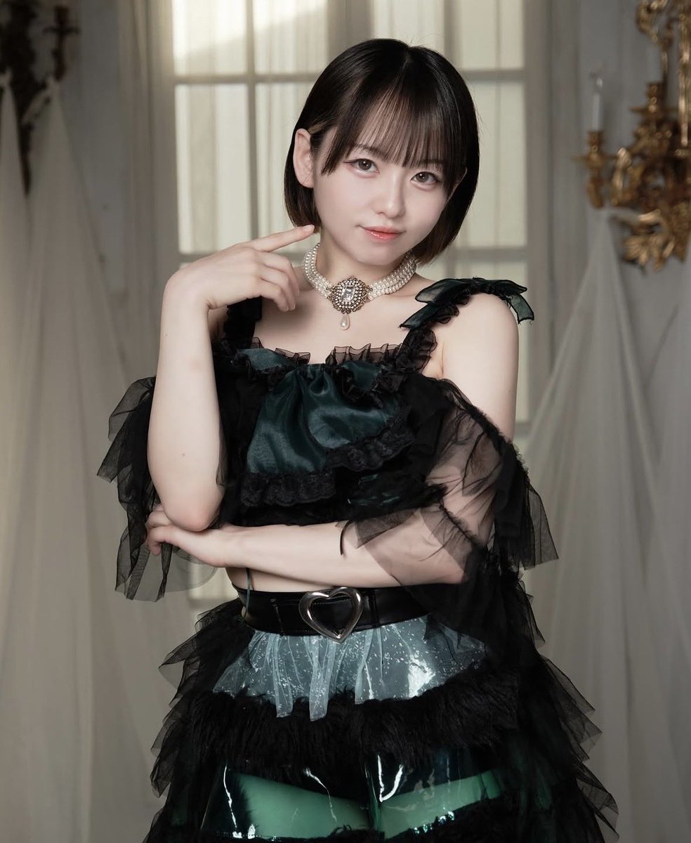 kyokore4545's tweet photo. 【女優深掘り図鑑 #047｜西元めいさ】

アイドルグループを作るために、自分で会社を設立。

でも、グループを立ち上げるにはお金が足りない。

そこで彼女が選んだのが、

AV女優になること。

アイドルとAV女優。普通なら交わらない二つの世界を同時に走り続けてきた、

西元めいさ。

彼女��深掘りすると、そのキャリアは想像以上に波乱万丈です。

幼い頃からダンスを続け、高校ではバトントワリング部へ。チアダンスの全国大会にも出場し、2017年には全国大会の個人部門で金賞を獲得しました。

その経験を活かし、卒業後はダンス講師として活動。

そこからアイドルの世界へ入りますが、最初に所属したグループを離れた後、2021年には自ら会社を設立。

「理想のアイドルグループを自分で作る」

そう考え、5人組グループ「ワンスアチャンス」を立ち上げました。

ところが、曲、衣装、レコーディング、MV……。

グループ運営には想像以上にお金がかかる。

そこで立ち上げ資金を稼ぐ方法として考えたのが、AVでした。

思い立つとすぐにネットで事務所を探してメール。

翌日の面接で合格し、その後メーカーへの売り���みを経て、沖縄でデビュー作を撮影。

2021年10月、SODstarからAVデビューしました。

しかも、アイドルを辞めてAV女優になったわけではない。

「現役アイドル」と「AV女優」。

二つを同時に続ける道を選びました。

当然、簡単には受け入れられなかった。

自身で作ったグループでは、AV出演を理由に他のメンバーとの間に亀裂が生まれ、約1年で活動休止。

その後もアイドルグループのオーディションでは、「AV出演を隠すなら」と言われることがあったと本人は振り返っています。

それでも、辞めなかった。

春さりななど別名義でアイドル活動を続け、やがて「西元めいさ」という名前を隠さずステージに立つようになります。

その後加入したJUGS MAFIAでは約2年間活動。

AV女優であることを隠すのではなく、

「現役AV女優兼アイドル」

そのものを自分の個性へ変えていきました。

本人が考えていたのは、

前例がないなら、最初の人として認知されればいい。

批判さえも注目につなげながら、自分にしかないポジションを作ろうとしていました。

AVでも活動は拡大。

SODstarからスタートし、その後はkawaii*への移籍などを経て、さまざまなメーカーの作品へ出演するようになります。

写真の世界でも、かなり早い段階から注目されました。

AVデビュー直後の2021年11月には、講談社から「現役グループアイドル衝撃初ヌード」と題したデジタル写真集を発売。

2022年には紙の1stヘアヌード写真集『meisa』。

2023年には北海道で撮影された写真集『爽涼～そうりょう～』も発売されています。

そして2025年5月。

約5年間続けたアイドル人生に一区切り。

グループのメンバーとして活動することから卒業しました。

ただ、ステージそのものを完全に辞めたわけではありません。

2026年にもライブへのゲスト出演や自身の生誕祭を開催し、AVだけでなく、ダンスや振付など、自分が培ってきたものを活かしながら活動を続けています。

そして2026年9月。

西元めいさは、さらに新しい道を選びました。

所属していたACTを退所���

独立と同時に法人を設立し、フリー女優として活動していくことを発表しました。

ACTとは完全に離れるのではなく、今後は業務提携という形で関係を継続。

さらにフリー女優連盟「CCBU」にも加入しています。

アイドルグループを作るために会社を立ち上げ、

その資金を作るためAVの世界へ入り、

二つの肩書きを同時に背負い、

そして今度は自分自身の活動のために、再び法人を設立する。

遠回りに見えて、そのすべてが今につながっている。

西元めいさのキャリアは、

「用意された場所に入る」というより、

自分で場所を作りながら進んできた歴史なのかもしれません。

【西元めいさ PROFILE】

名前：西元めいさ
生年月日：2001年4月30日
出身：千葉県
身長：152cm
B80 / W56 / H84
Cカップ
血液型：A型
特技：ダンス
活動形��：フリー

西元めいさファンの人、「めいさちゃんを知るなら、これは知ってほしい」という作品やエピソードがあったらぜひ教えてください👇

本人X：@nishimotomeisa

Instagram：
https://t.co/zOwiz5s95d

#西元めいさ #女優深掘り図鑑