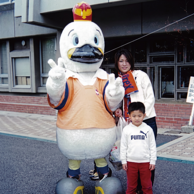 albirex_pr's tweet photo. 🟠グッズ新商品情報🟠

9/19（土）磐田戦は「アルビくんファミリーデー」！
平成アルビくんがレトロかわいく帰ってきた🦢✨

👝サガラ刺繍ポーチ
👕Tシャツ＆パーカー
👀“うっすら”アルビくん×選手キーホルダー

お気に入りを連れて、夜のビッグスワンへ🧡💙

📆詳細はコチラ
🔗https://t.co/fsM7VhpHsV

#albirex #アルビレックス新潟