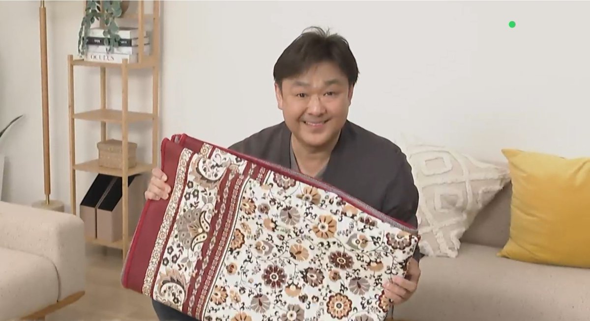 Hakusai_QVC's tweet photo. 昨日の福ちゃんカーペット回、うつ伏せ福ちゃんやご本人出演VTRやお茶会福ちゃんがあって眼福やで https://t.co/1loXIILv2S
