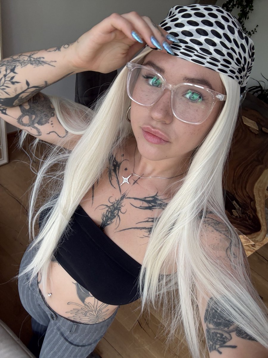 annavalentyna_'s tweet photo. Brýle na nos, myšlenky jinde 😈 https://t.co/oVwYAae5Zk