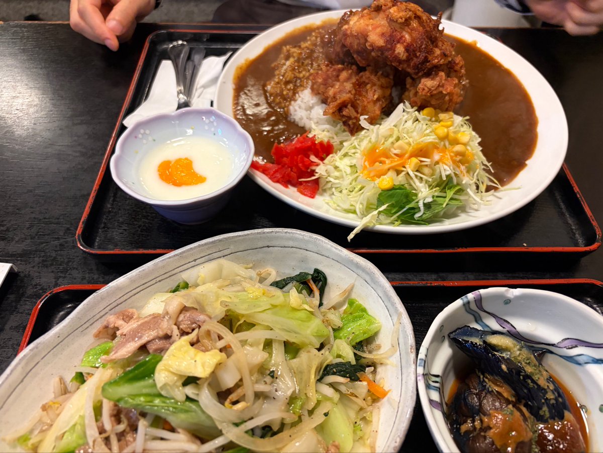 azel_dora's tweet photo. 晩御飯、ふらりと入った定食屋が大当たり🎯
しっかり味付けされた野菜炒め、美味しかったー。量の多さ説明がまた良い
#みどり食堂 https://t.co/0HukZskKcG